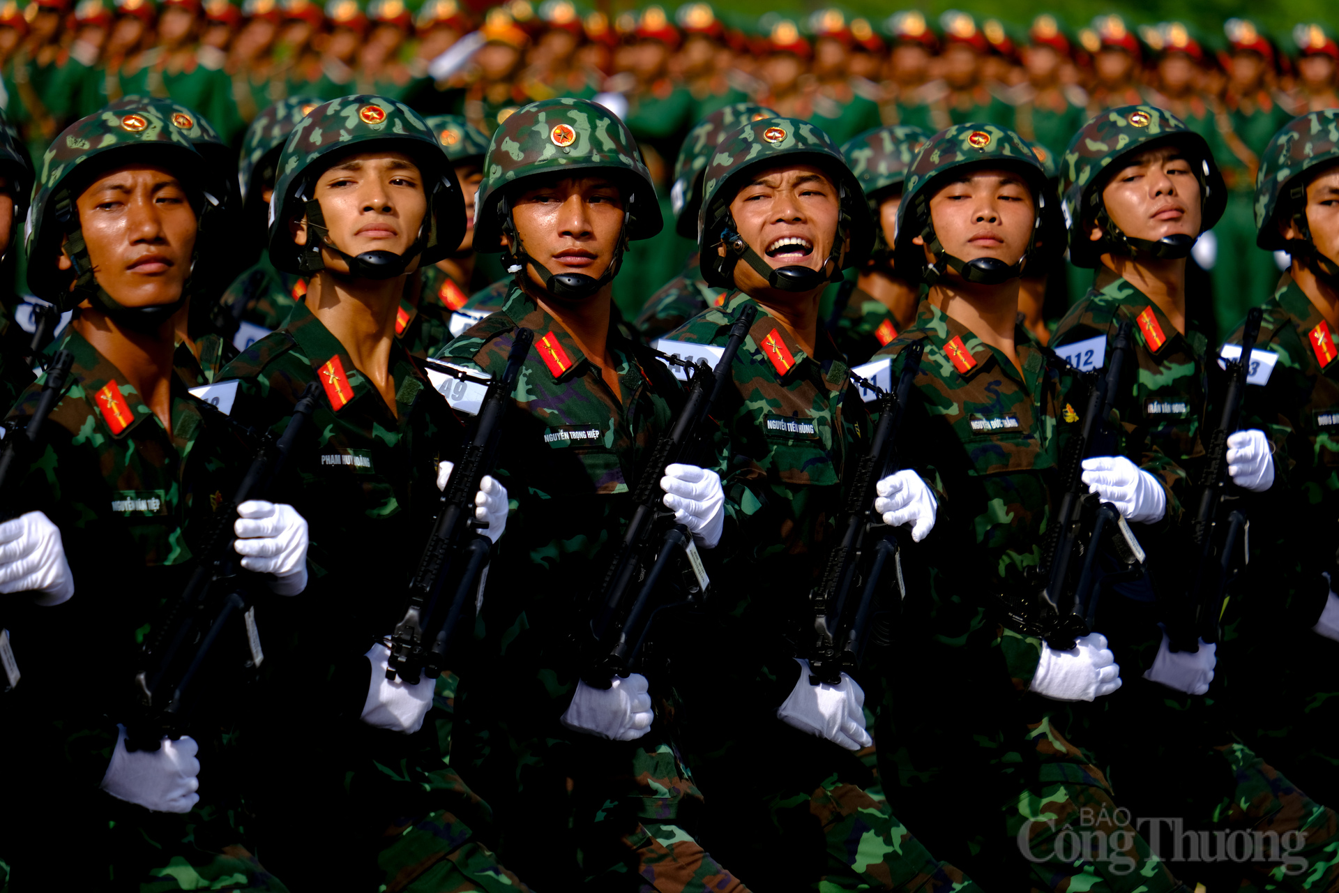 Vẻ đẹp rắn rỏi của các chiến sĩ quân đội tai buổi hợp luyện
