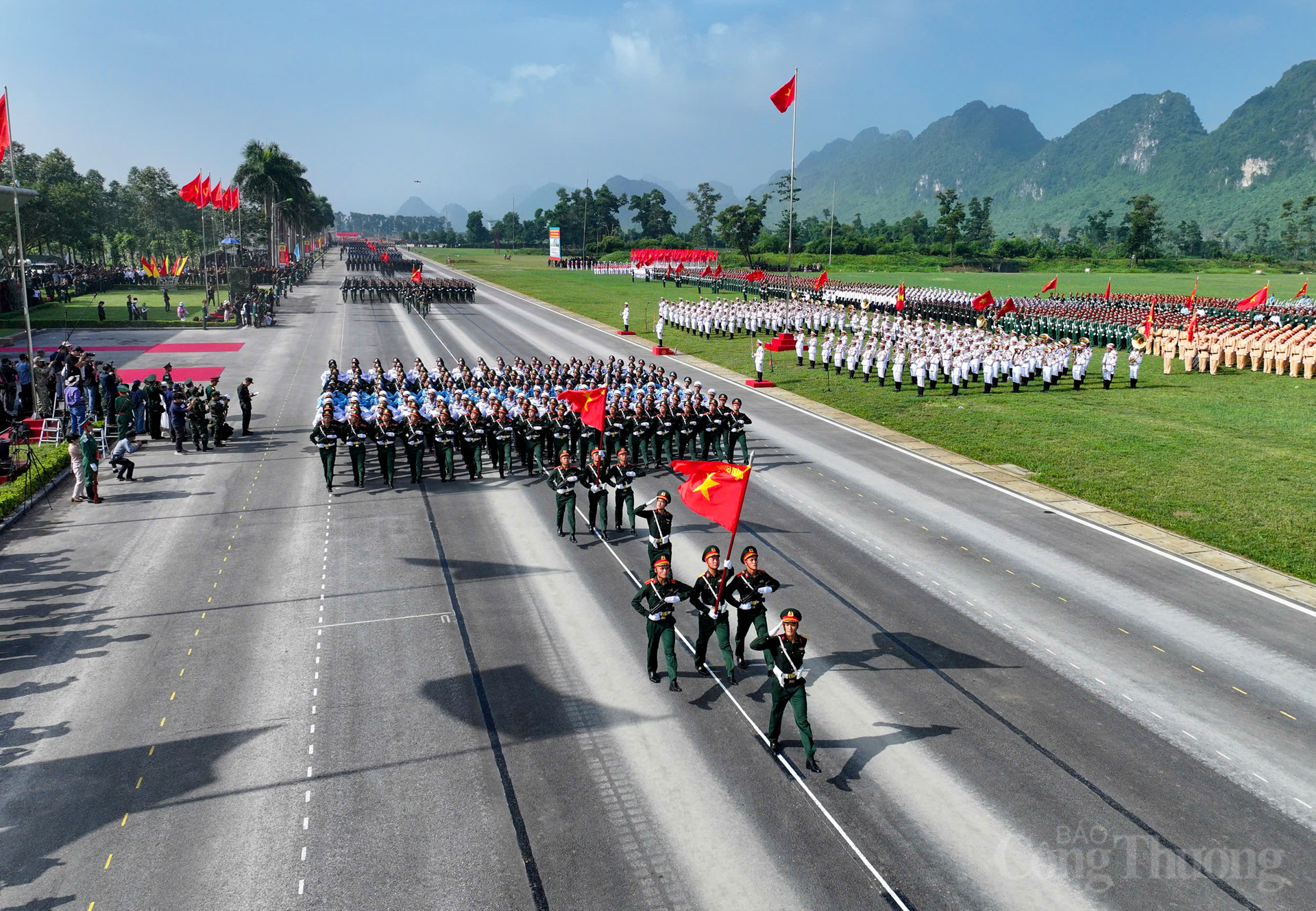 Đội hình diễu binh, diễu hành lần này có 18 khối đứng, 43 khối đi, trong đó có 7 khối nữ Quân đội.