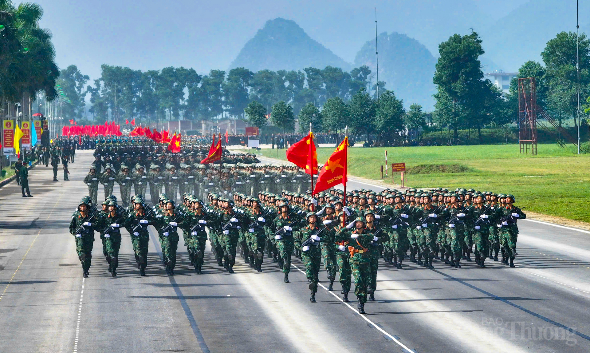 Khi tiếng nhạc, tiếng trống cất lên, lực lượng các khối đi sải bước qua khán đài tại buổi hợp luyện quy mô lớn chuẩn bị cho lễ kỷ niệm 80 năm Cách mạng tháng Tám và Quốc khánh 2/9.. Mỗi màu áo, vũ khí trang bị đều thể hiện sự uy nghiêm, sức mạnh riêng của từng lực lượng. Đây là kết quả sau hơn 2 tháng tập luyện miệt mài, có chiến sĩ vừa kết thúc nhiệm vụ A50 đã phải bắt đầu ngay vào chương trình huấn luyện cho A80.