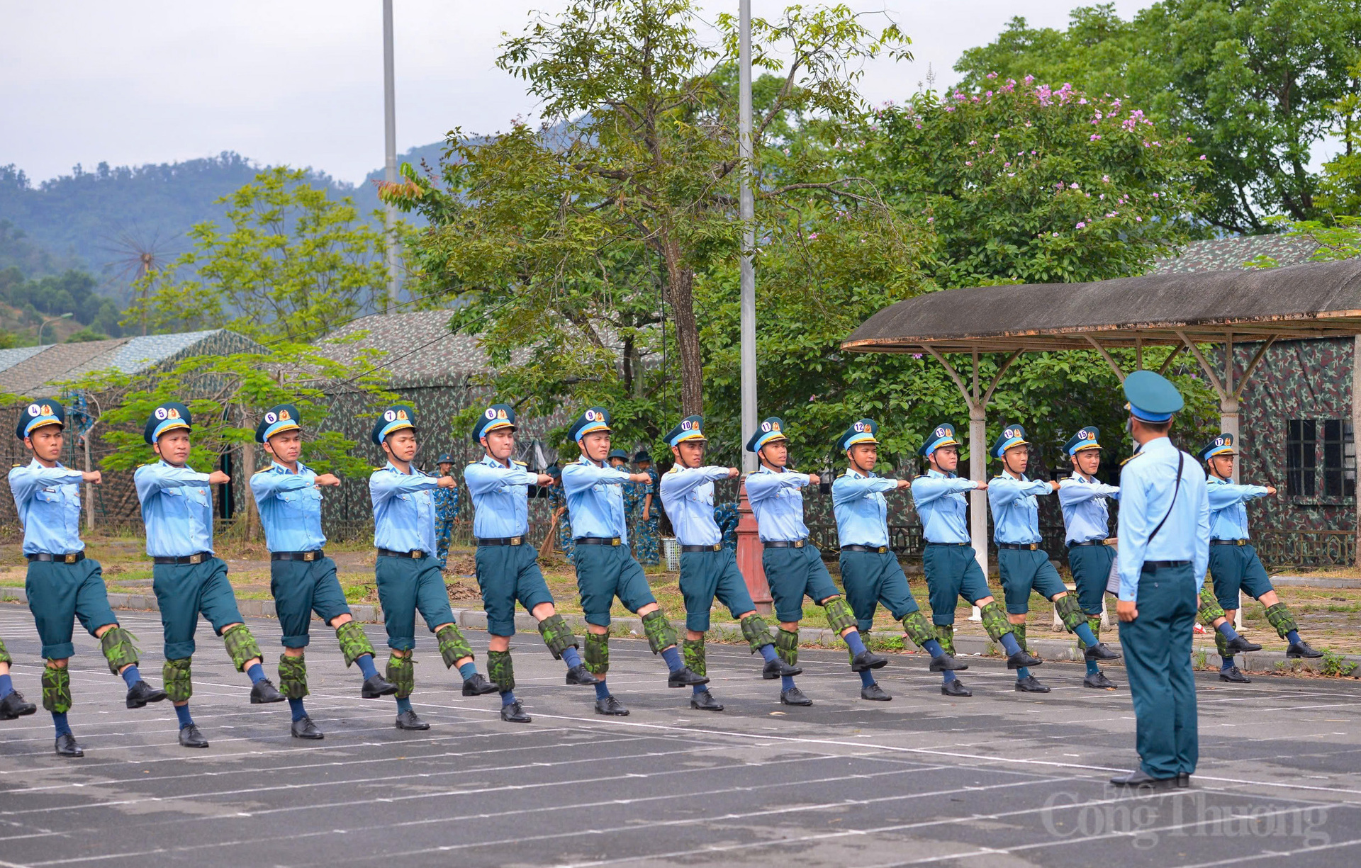 Đi đều, chuyển nhanh nghiêm chào và thôi chào là những động tác khó nhất, quyết định chất lượng khối diễu binh.