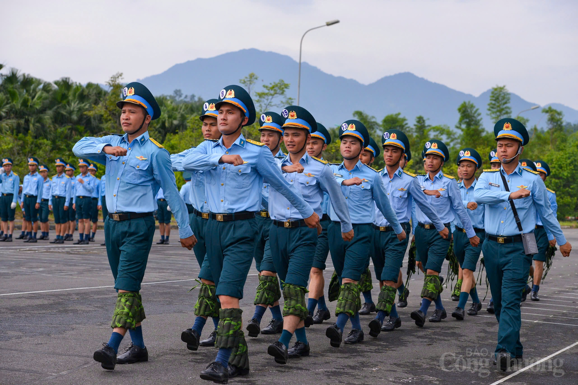 Khi nắng hè lên tới đỉnh điểm, sân bê tông tại thao trường A80 hấp thụ nhiệt khiến không khí càng thêm oi bức. Nhưng bất chấp thời tiết khắc nghiệt, các chiến sĩ vẫn nỗ lực tập luyện cho lễ diễu binh trọng đại sắp tới.