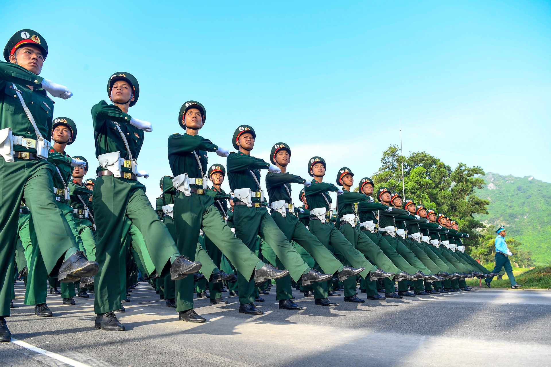 Các động tác đi đều, chuyển nhanh nghiêm chào, thôi chào được các chiến sĩ tập trung rèn luyện kỹ lưỡng. Đây là tổ hợp động tác cơ bản nhưng đòi hỏi độ chính xác, đồng bộ cao nhất.