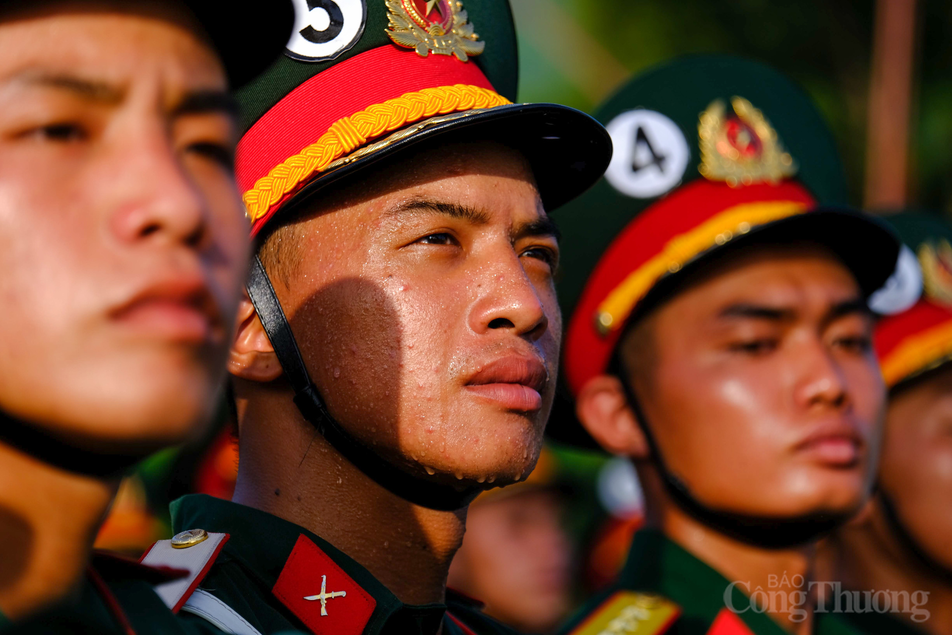 Nắng nóng khiến khuôn mặt chiến sĩ sạm nắng, đổ mồ hôi những các chiến sĩ đều cảm thấy tự hào khi được là một phần của sự kiện lớn của quốc gia.