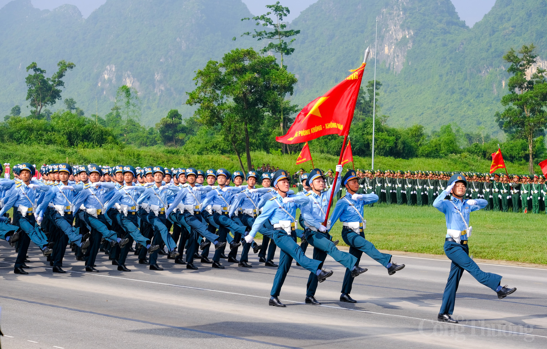 Khối chiến sĩ Phòng không - Không quân tiến qua lễ đài.
