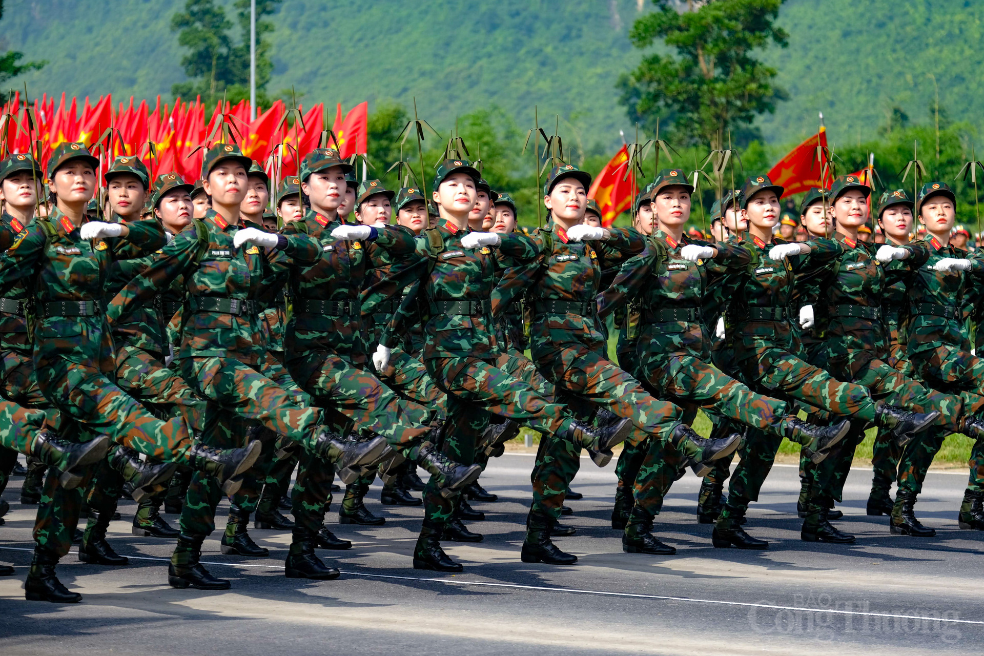 Dưới cái nắng như đổ lửa, các nữ chiến sĩ vẫn đều bước từ sáng sớm đến chiều muộn. Đồng phục dày, giày bốt cao cổ, đội hình nghiêm túc không một bước lệch – tất cả đều đòi hỏi sự kiên nhẫn, sức bền và tinh thần thép. Mỗi ngày, những "bông hồng thép" phải hoàn thành hàng chục vòng diễu hành, luyện hàng giờ đồng hồ dưới nắng gắt mà vẫn phải giữ thần thái uy nghiêm, ánh mắt quyết đoán, bước chân đều tăm tắp như một.