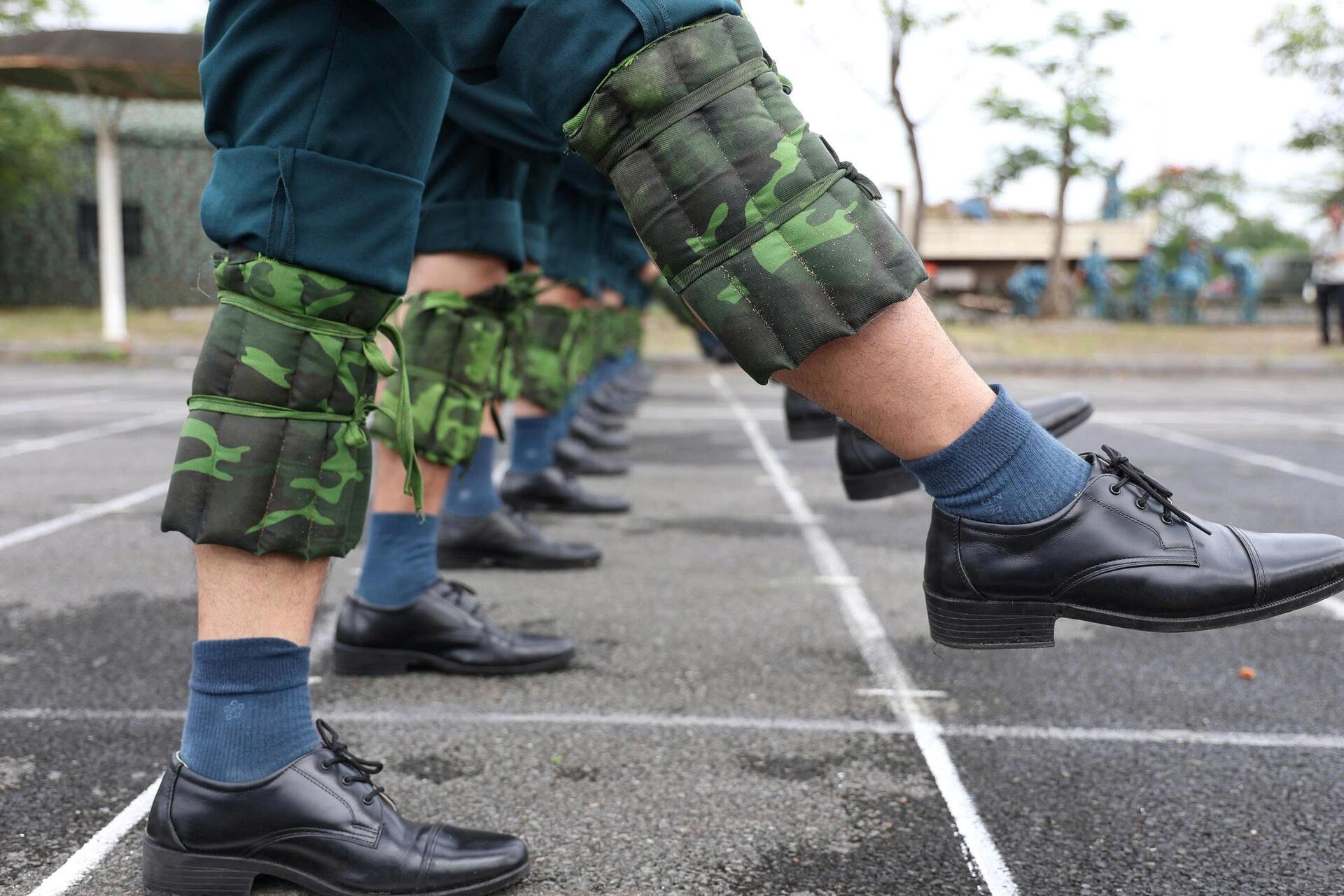 Chia sẻ với phóng viên, Thượng tá Nguyễn Ngọc Nam cho biết: "Quân chủng Phòng không - Không quân tham gia nhiệm vụ A80 lần này với các lực lượng gồm khối đứng, khối đi, khối xe pháo quân sự và lực lượng không quân bay chào mừng. Trong thời gian qua, chúng tôi đã chủ động, tích cực làm tốt công tác chuẩn bị, tuyển chọn cán bộ, chiến sĩ để sớm ổn định biên chế, đồng thời đảm bảo tốt điều kiện ăn ở, nơi luyện tập cho bộ đội”.