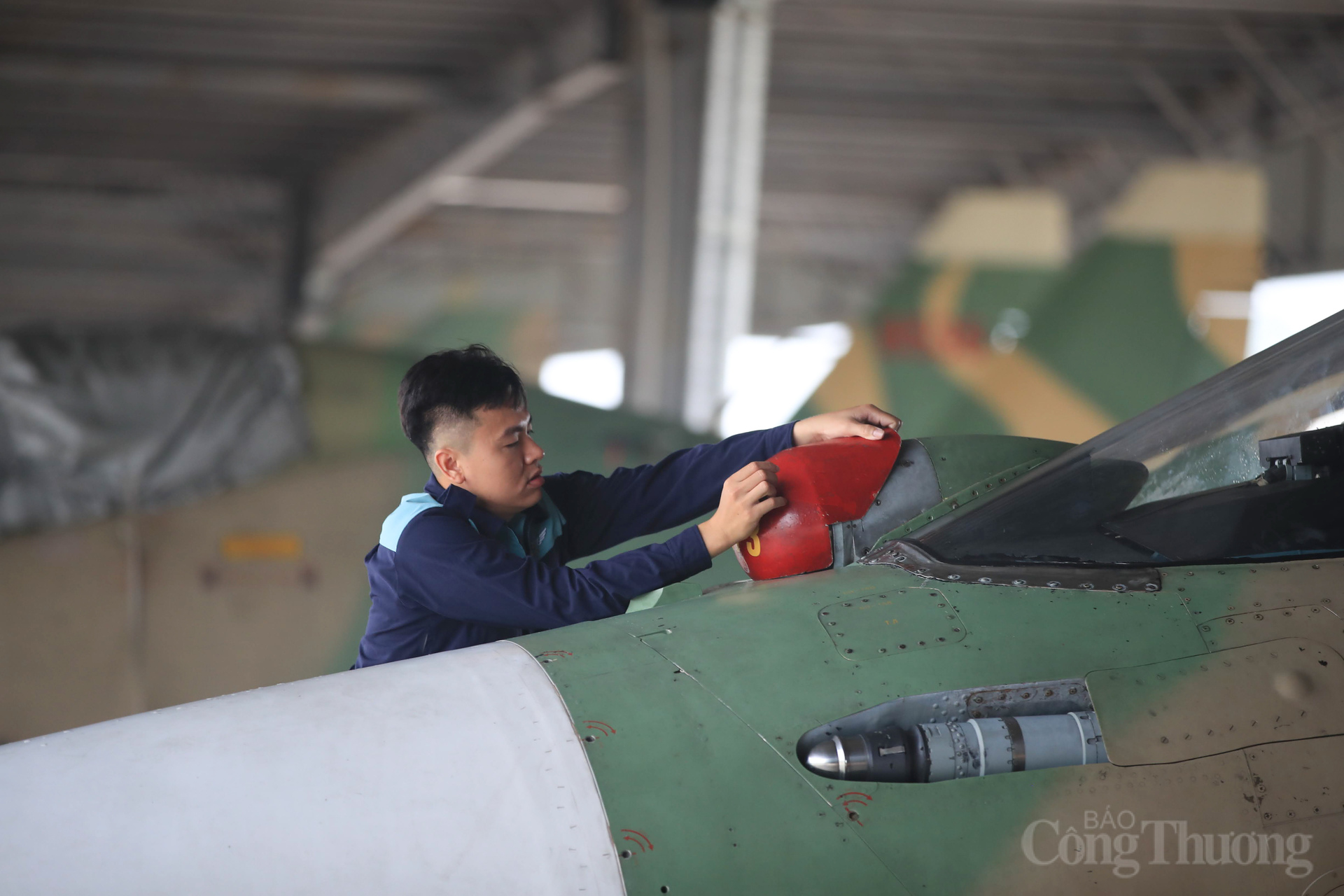 Những 'bác sĩ' chăm sóc 'hổ mang chúa' Su-30MK2 - 4