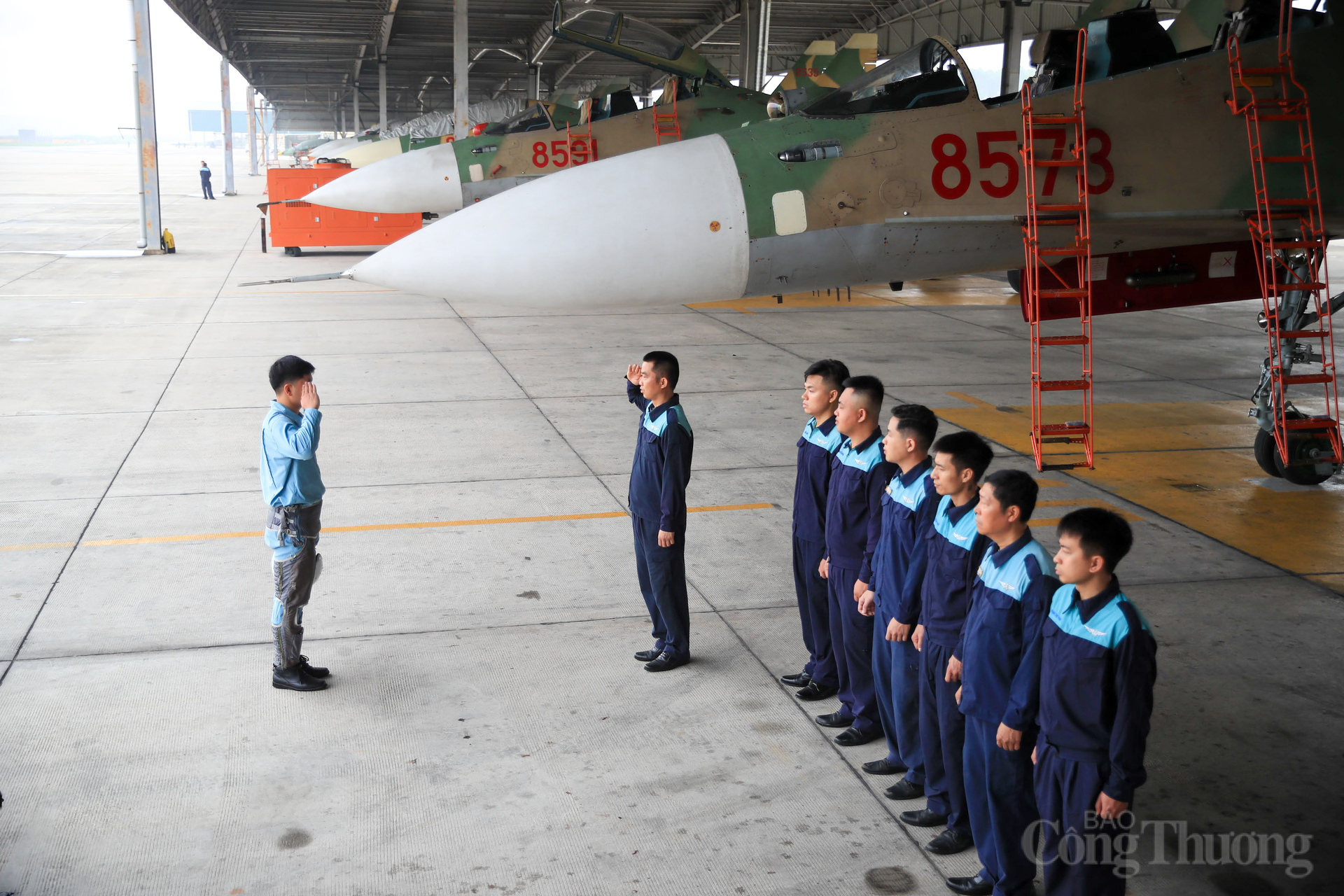 Bàn giao phương tiện cho các phi công.
