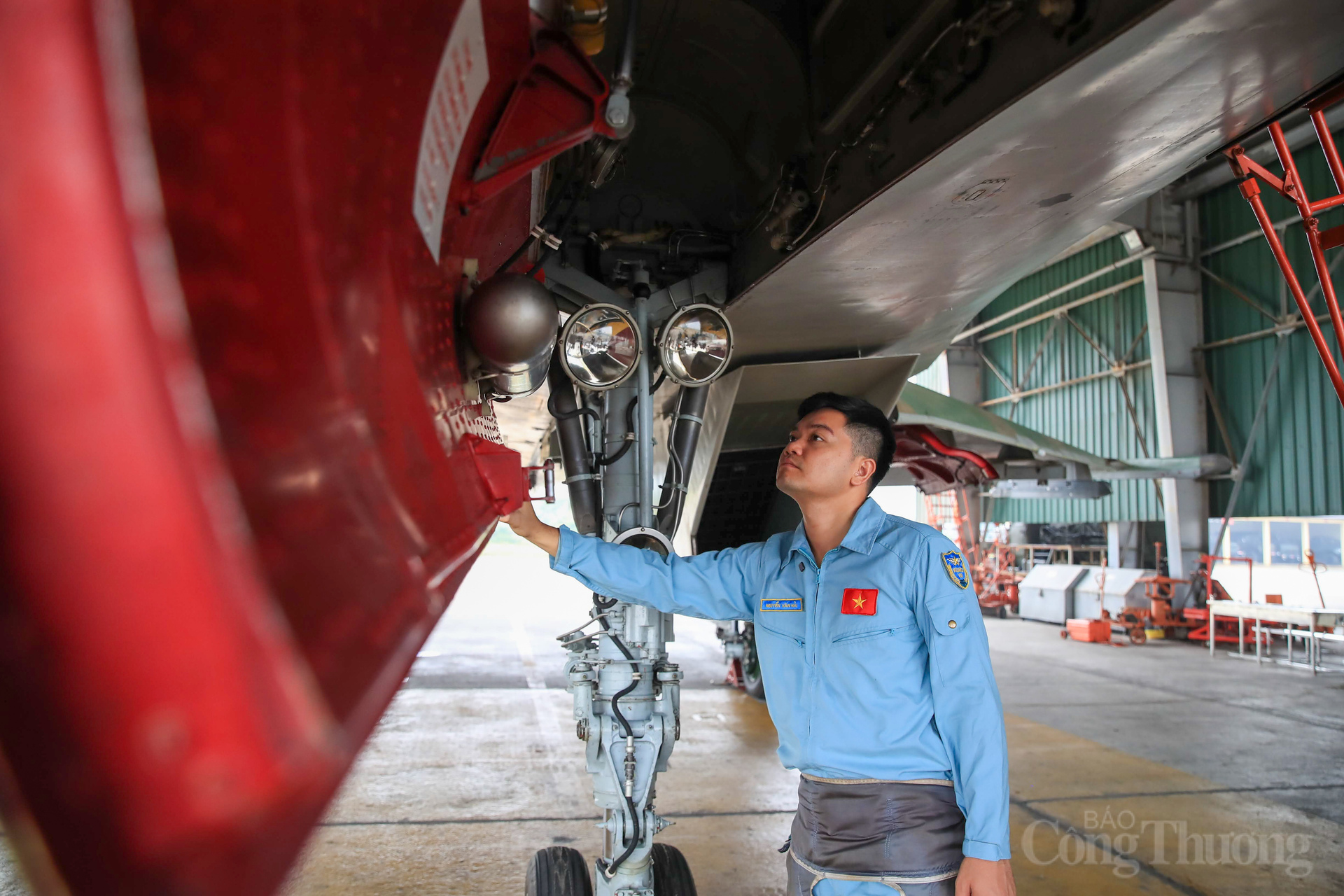 Các phi công sẽ kiểm tra máy bay lần cuối trước khi lên buồng lái.