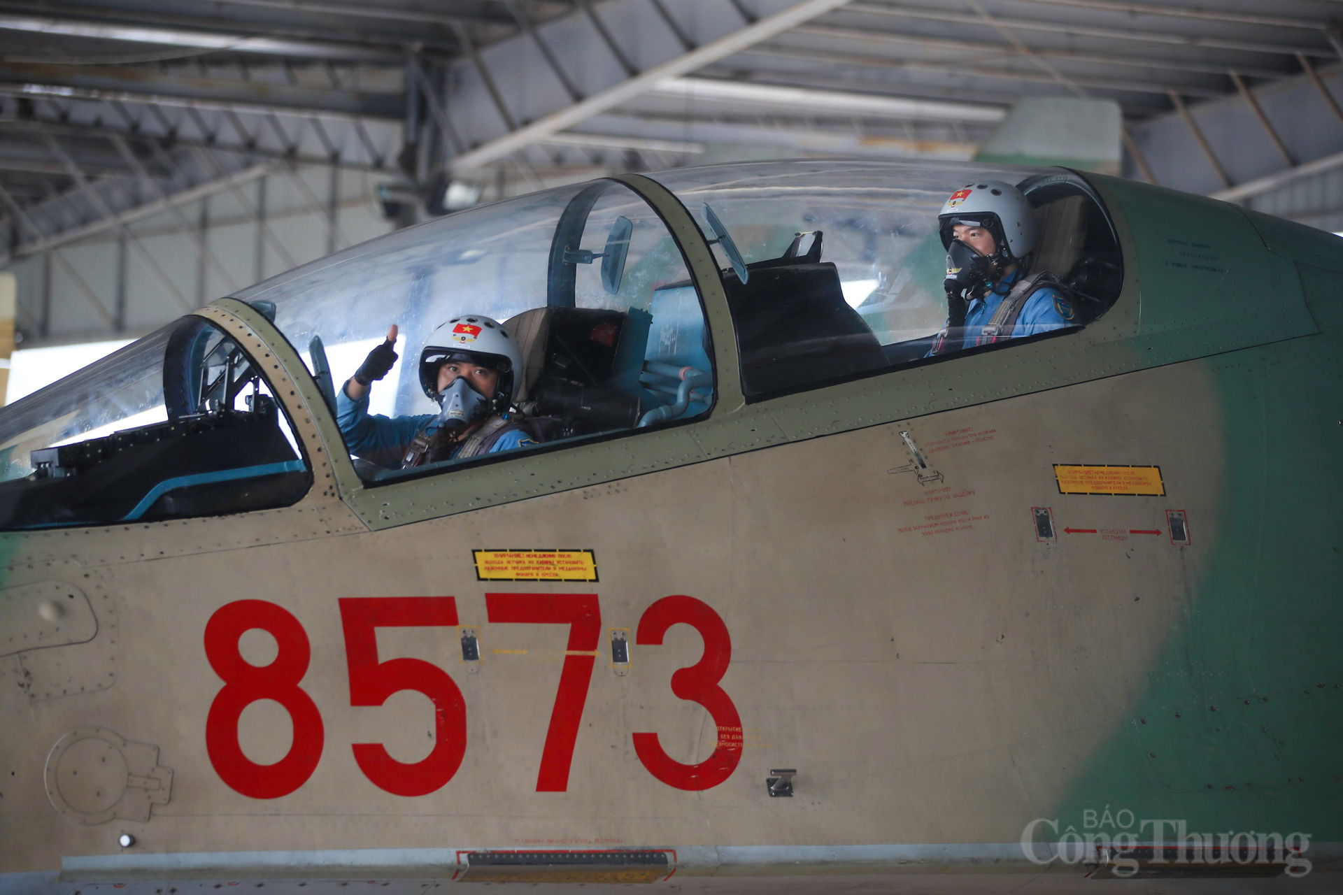Hai phi công điều khiển tiêm kích Su30-MK2 số hiệu 8573 kiểm tra buồng lái trước chuyến bay