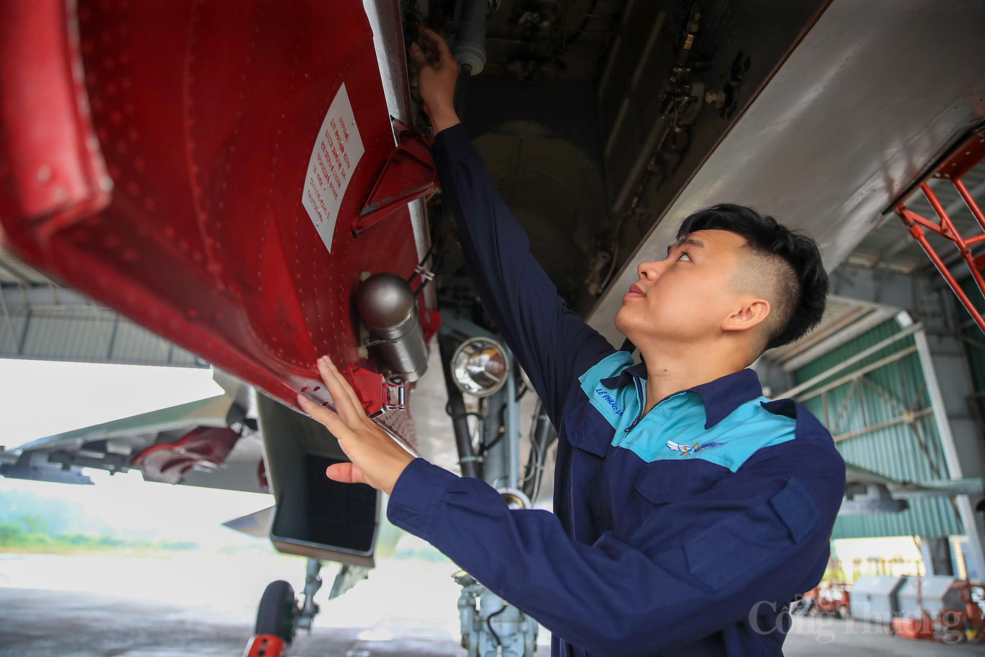 Quá trình chuẩn bị bay không những đòi hỏi người thợ kỹ thuật phải tuân thủ các quy trình chuẩn bị bay, họ cần có cả kinh nghiệm nghề nghiệp với các giác quan nhạy bén