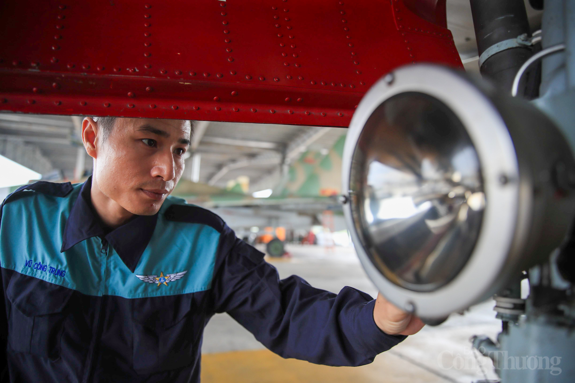 Những 'bác sĩ' chăm sóc 'hổ mang chúa' Su-30MK2 - 9