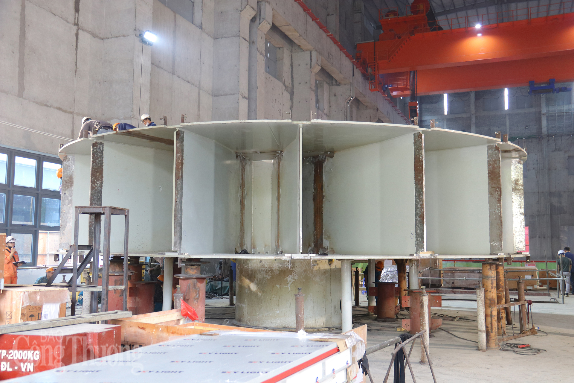 Một bộ phận của rotor tổ máy số 2 đang được các kỹ sư, công nhân của nhà thầu hoàn thiện. Ảnh: Thanh Tuấn