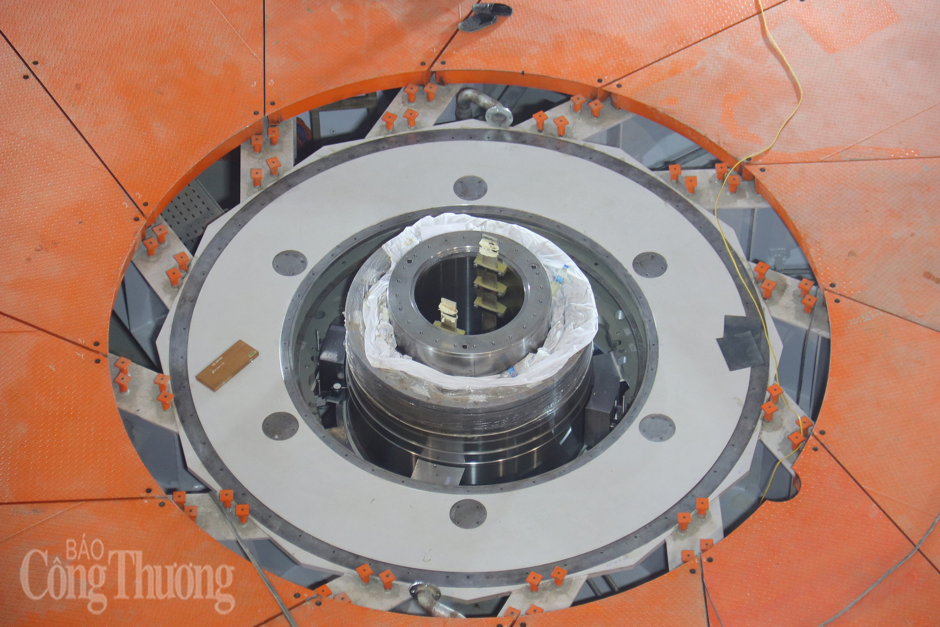 Rotor tổ máy số 1 có trọng lượng 585 tấn, là phần quay của máy phát. Ảnh: Thanh Tuấn