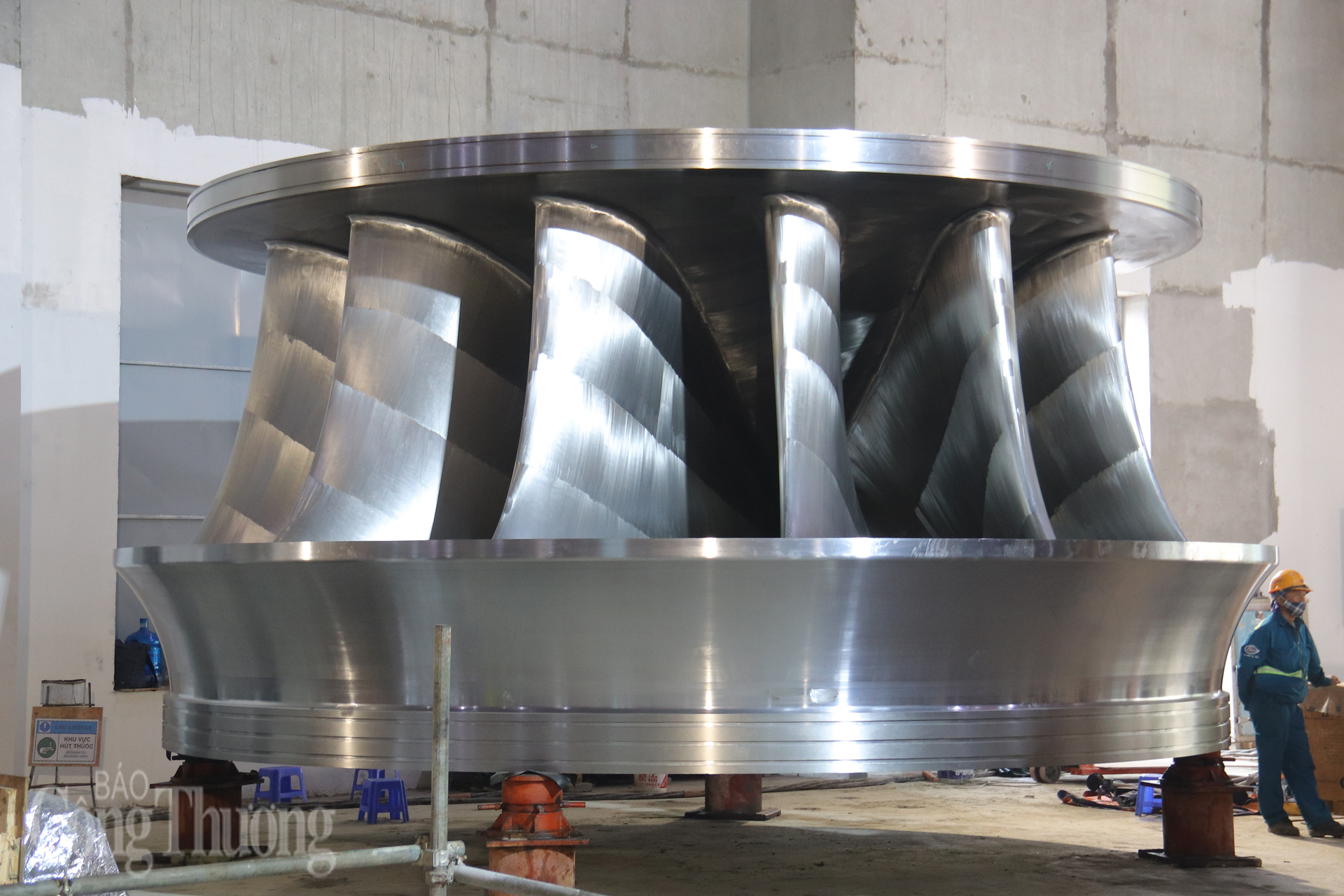 Bánh xe công tác của rotor tổ máy số 2 đã sẵn sàng lắp đặt. Ảnh: Thanh Tuấn