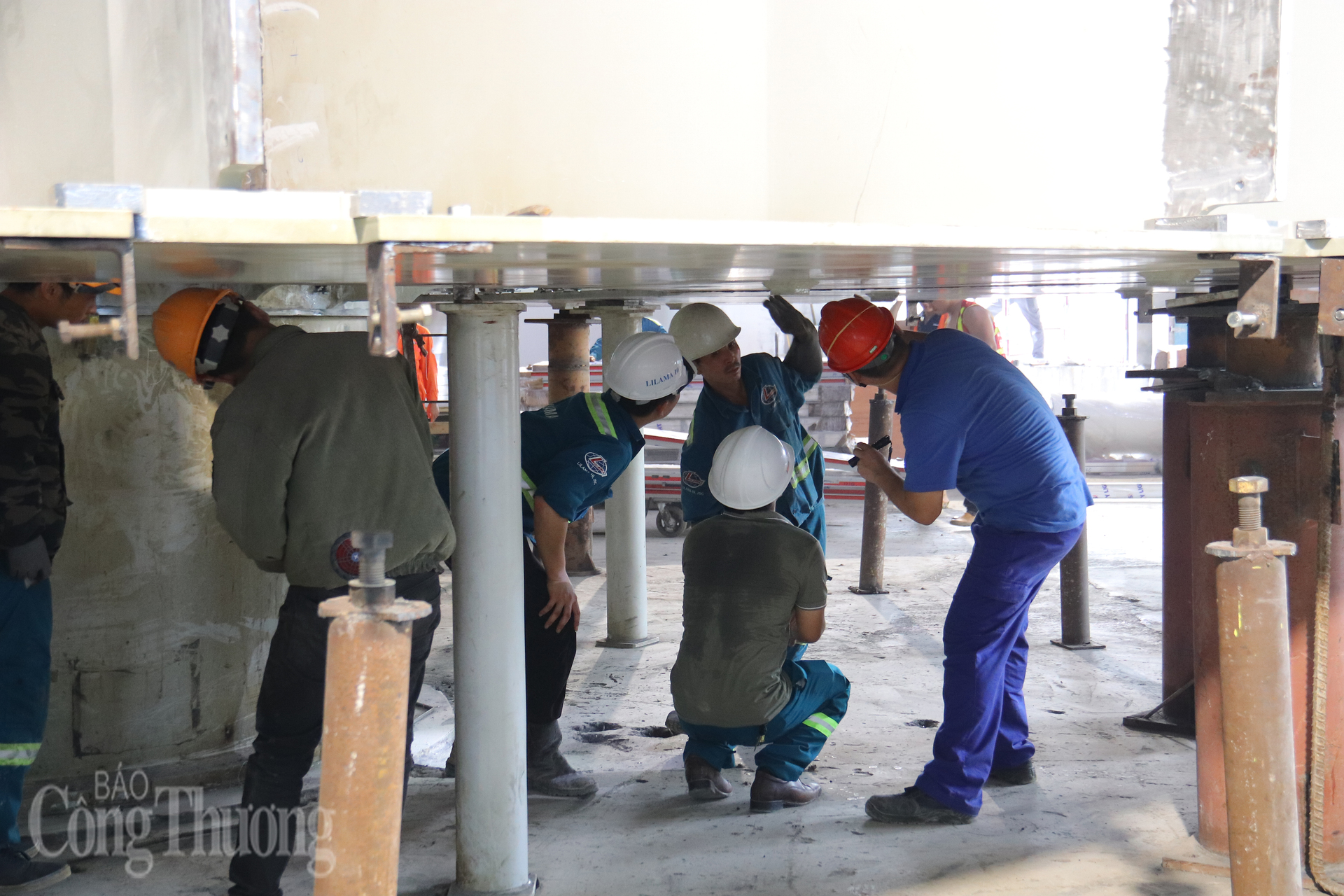 Chuyên gia và kỹ sư đang trao đổi phương án lắp đặt. Ảnh: Thanh Tuấn