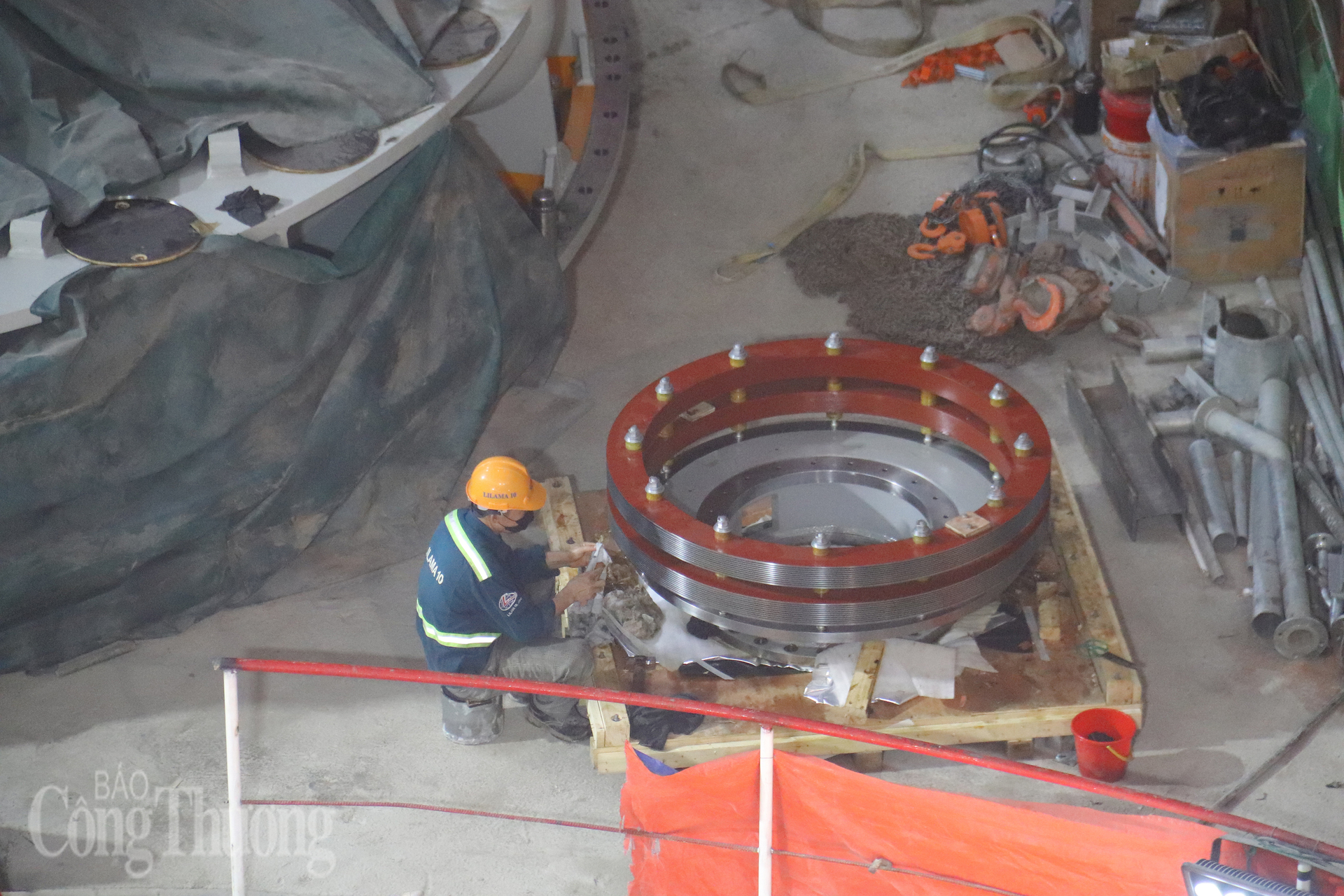 Kỹ sư đang gấp rút hoàn thiện những chi tiết của rotor thuộc tổ máy số 2. Ảnh: Thanh Tuấn