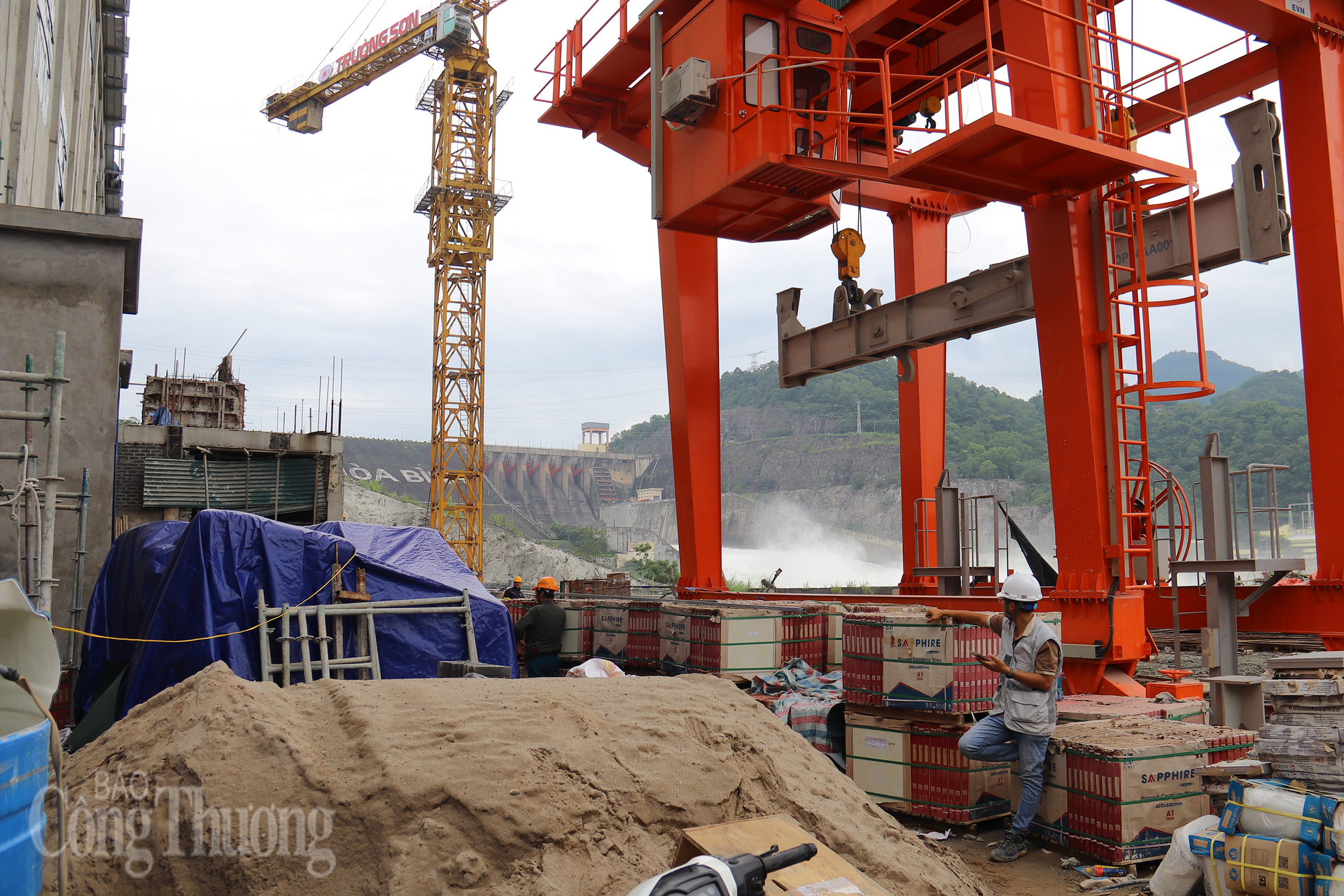Các đơn vị thi công đang tích cực đẩy nhanh tiến độ các hạng mục. Ảnh: Thanh Tuấn