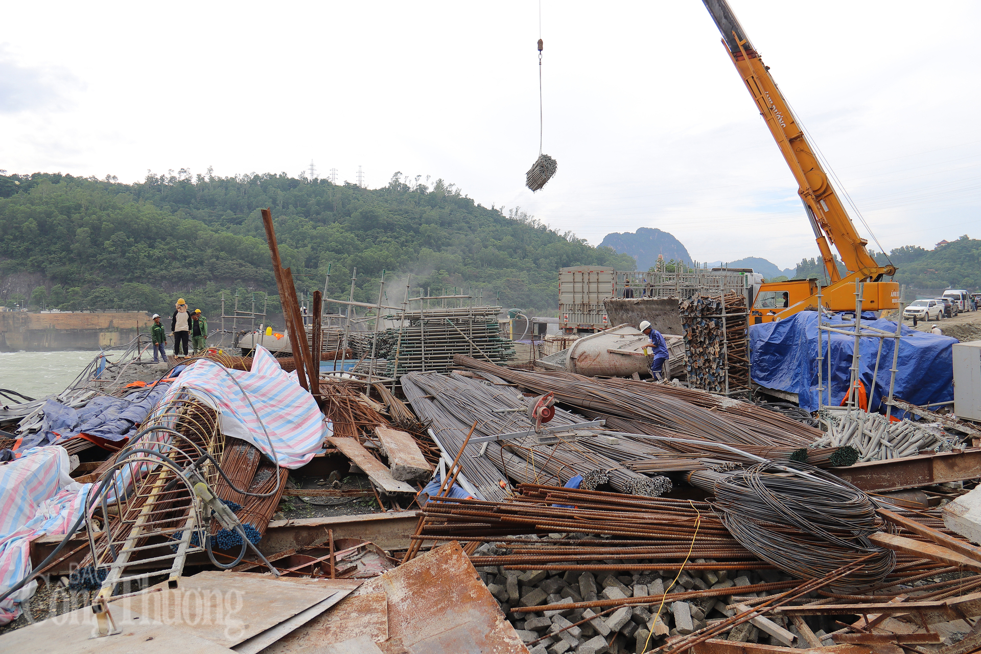 Các nhà thầu nỗ lực vượt mọi khó khăn, huy động nhân lực, thiết bị, tổ chức thi công đồng bộ nhiều hạng mục bám sát tiến độ theo kế hoạch đề ra. Ảnh: Thanh Tuấn