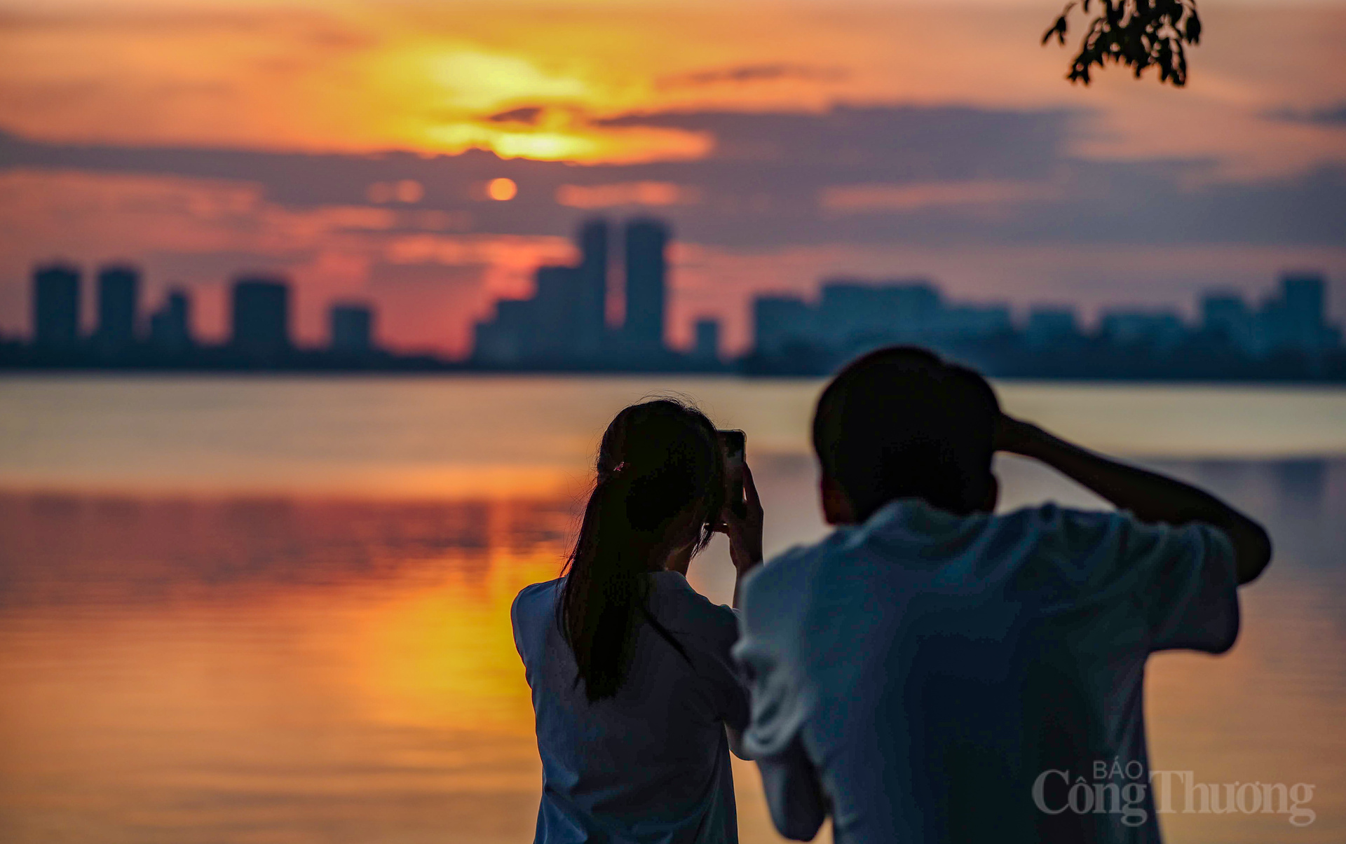Thời điểm để ngắm hoàng hôn đẹp nhất chính là những ngày mùa hè rực rỡ thế này.