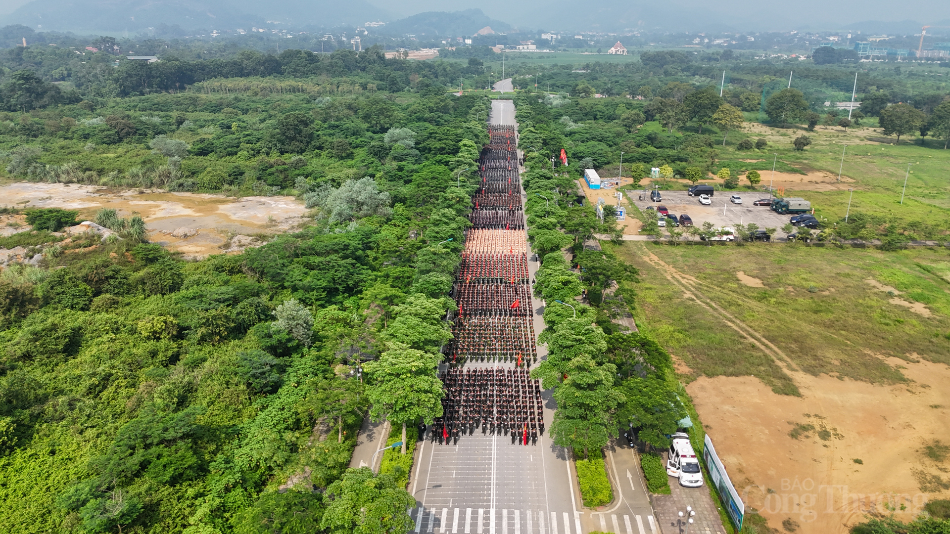 Giữa nắng hè gay gắt của miền Bắc, hàng ngàn chiến sĩ Công an nhân dân vẫn miệt mài luyện tập để chuẩn bị cho sự kiện A80 - diễu binh, diễu hành kỷ niệm 80 năm Cách mạng tháng Tám và Quốc khánh 2/9.