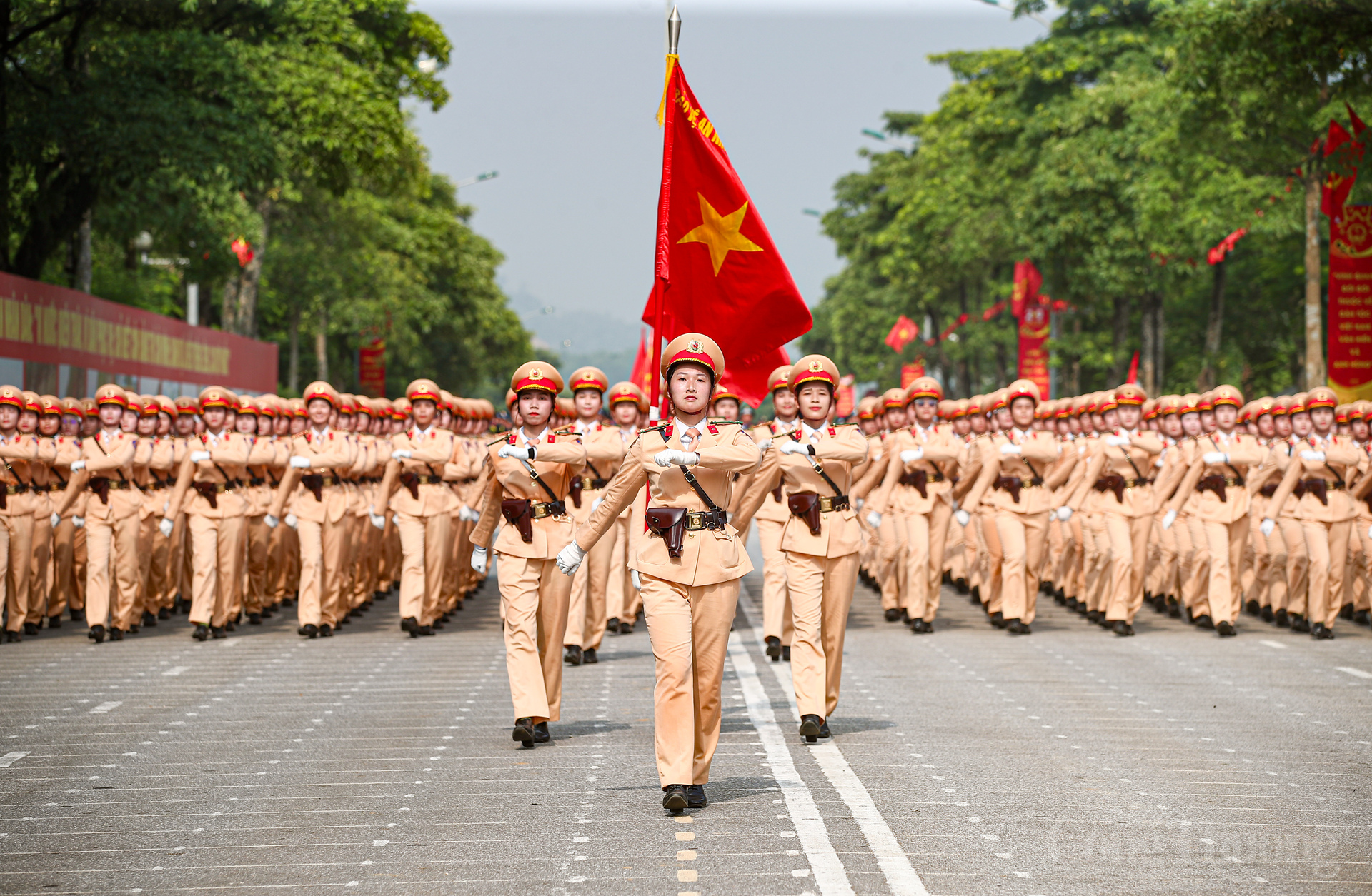 Trong cái nắng bỏng rát như thiêu đốt của những ngày Hà Nội nóng đỉnh điểm, vượt lên trên tất cả, với tinh thần "vượt nắng, thắng mưa" các nữ chiến sĩ vẫn tập luyện hăng say. Đúng, đều, đẹp là yêu cầu tối thiểu của các khối tham gia diễu binh, diễu hành tại lễ kỷ niệm 80 năm Cách mạng tháng Tám và Quốc khánh 2/9