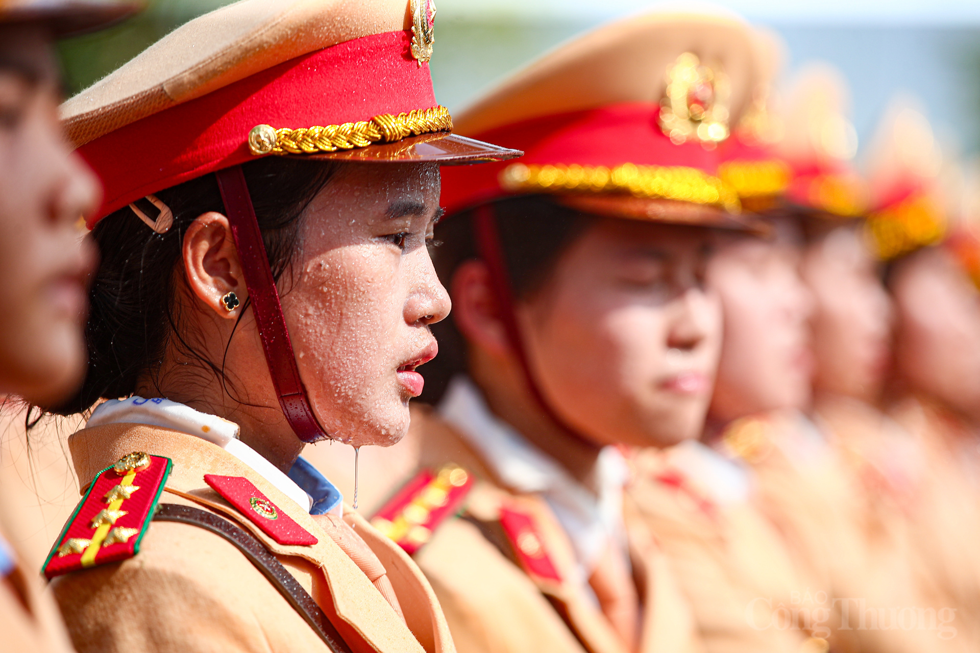 Các nữ Sĩ quan Cảnh sát giao thông luyện tập dưới cái nắng khắc nghiệt. Giọt mồ hôi lăn dài trên má nhưng không khuất phục được tinh thần, ý chí của các nữ chiến sĩ