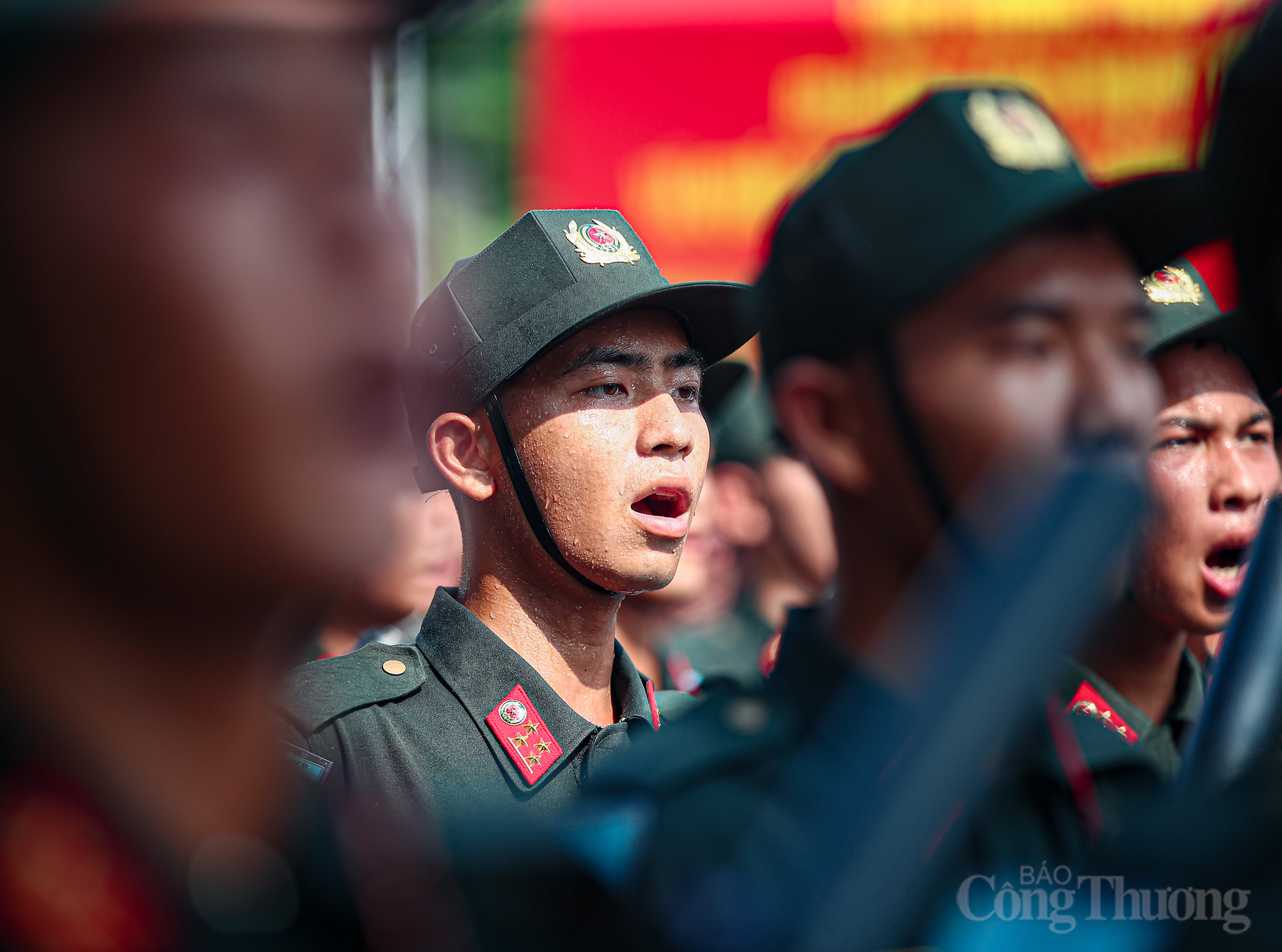 Nắng nóng gay gắt nhưng tất cả các chiến sĩ đều thể hiện quyết tâm cố gắng hết sức để hoàn thành nhiệm vụ