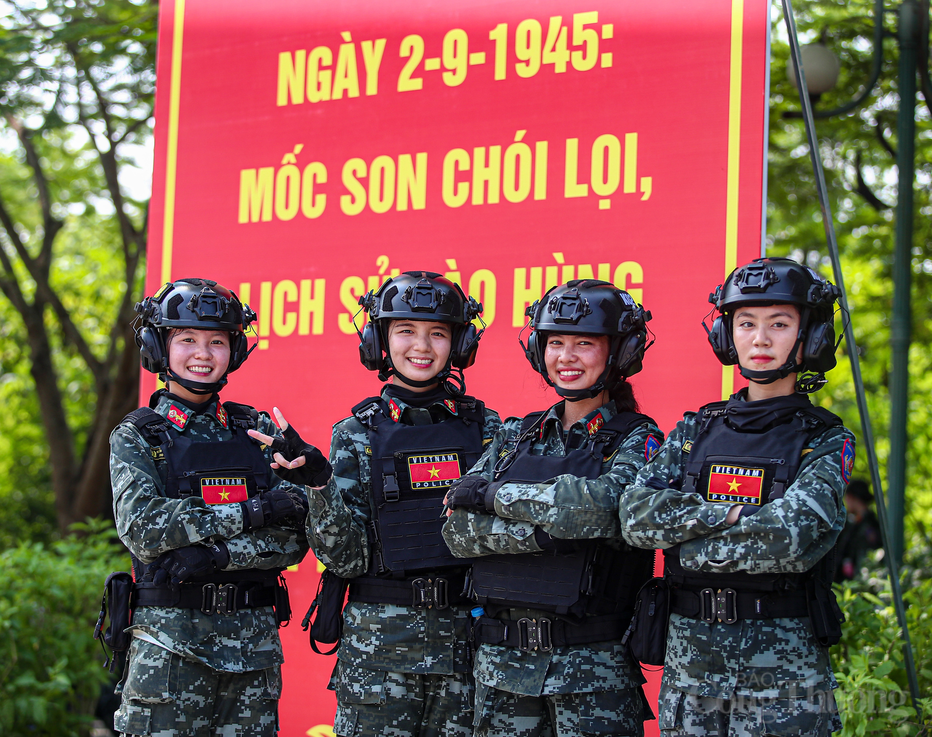 Những nụ cười tỏa nắng của nữ chiến sỹ trên thao trường khắc nghiệt tập luyện phục vụ A80