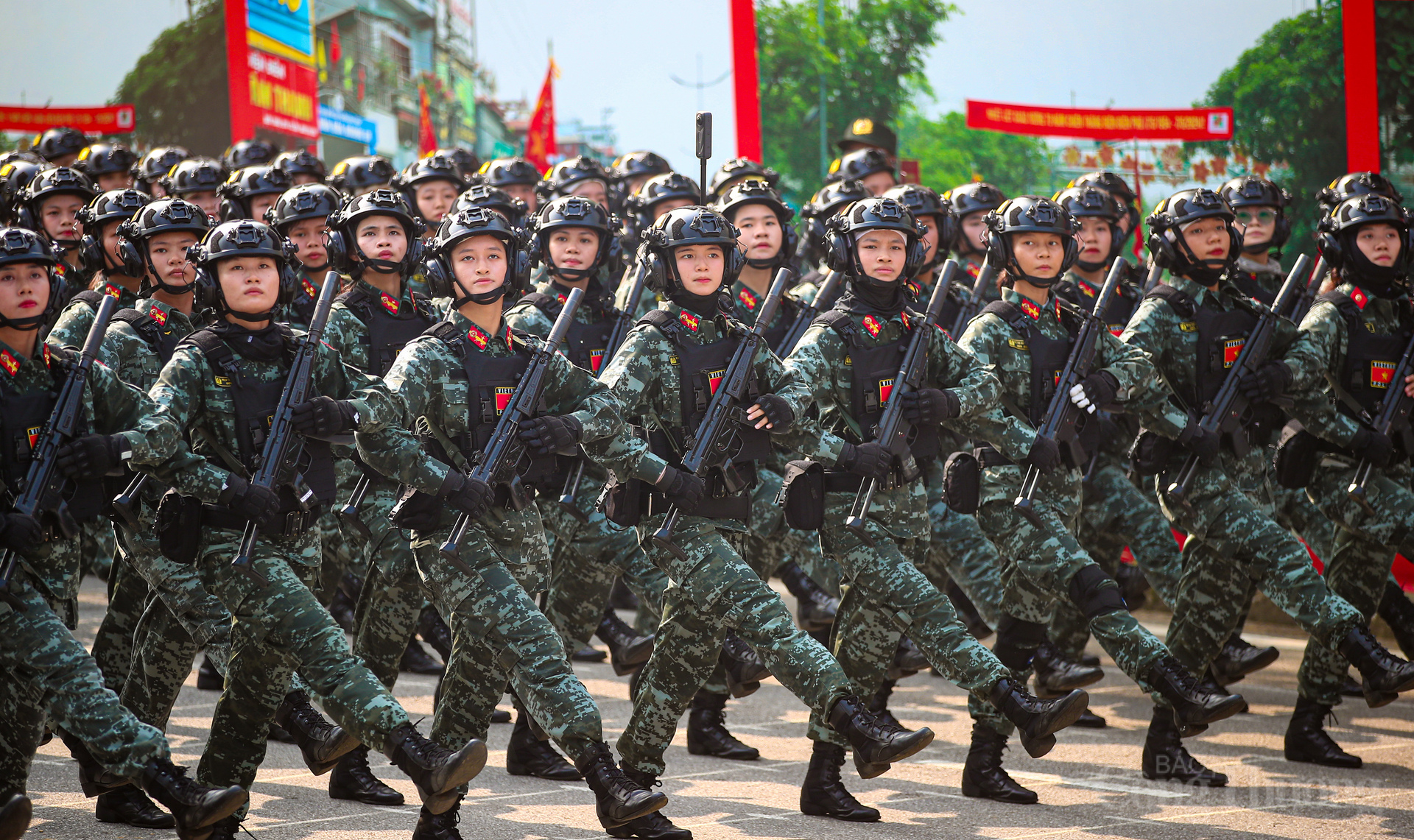 Mỗi bước chân, mỗi động tác đều thể hiện sức mạnh, khí chất và sự tự tin của lực lượng Công an nhân dân. Tất cả đều đồng lòng, nỗ lực góp phần vào thành công của Lễ diễu binh kỷ niệm 80 năm Cách mạng tháng Tám và Quốc khánh 2/9