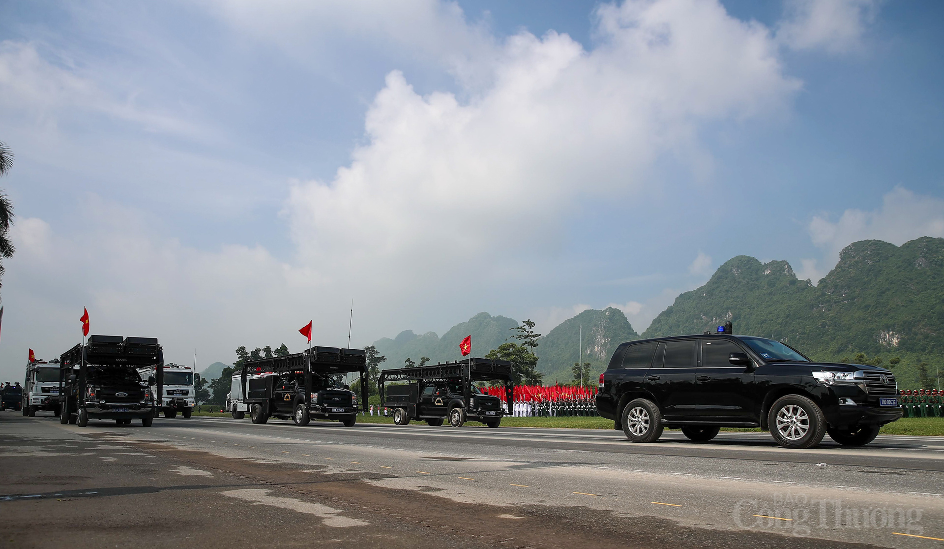 Xe phóng thang - một trang bị đặc chủng, đóng vai trò quan trọng trong các nhiệm vụ chống khủng bố, giải cứu con tin và truy bắt tội phạm tại các tòa nhà cao tầng. Trên xe bố trí hai hệ thống thang độc lập, có khả năng vươn cao trong thời gian ngắn; tích hợp bệ ngắm để sử dụng khi cần vị trí thích hợp để bắn tỉa hoặc quan sát mục tiêu tác chiến.