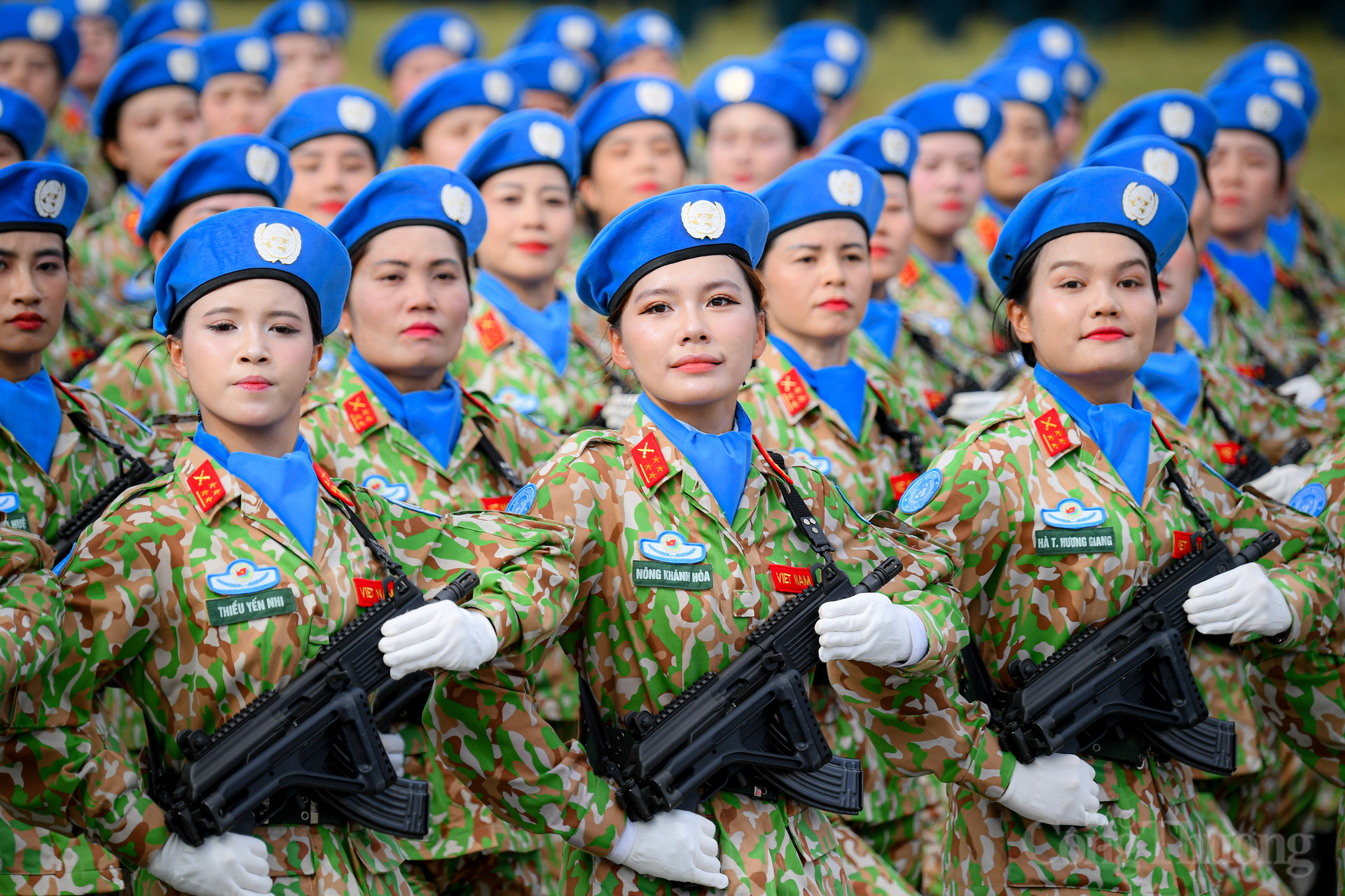 Khối nữ sĩ quan Gìn giữ hoà bình diễu binh qua lễ đài.