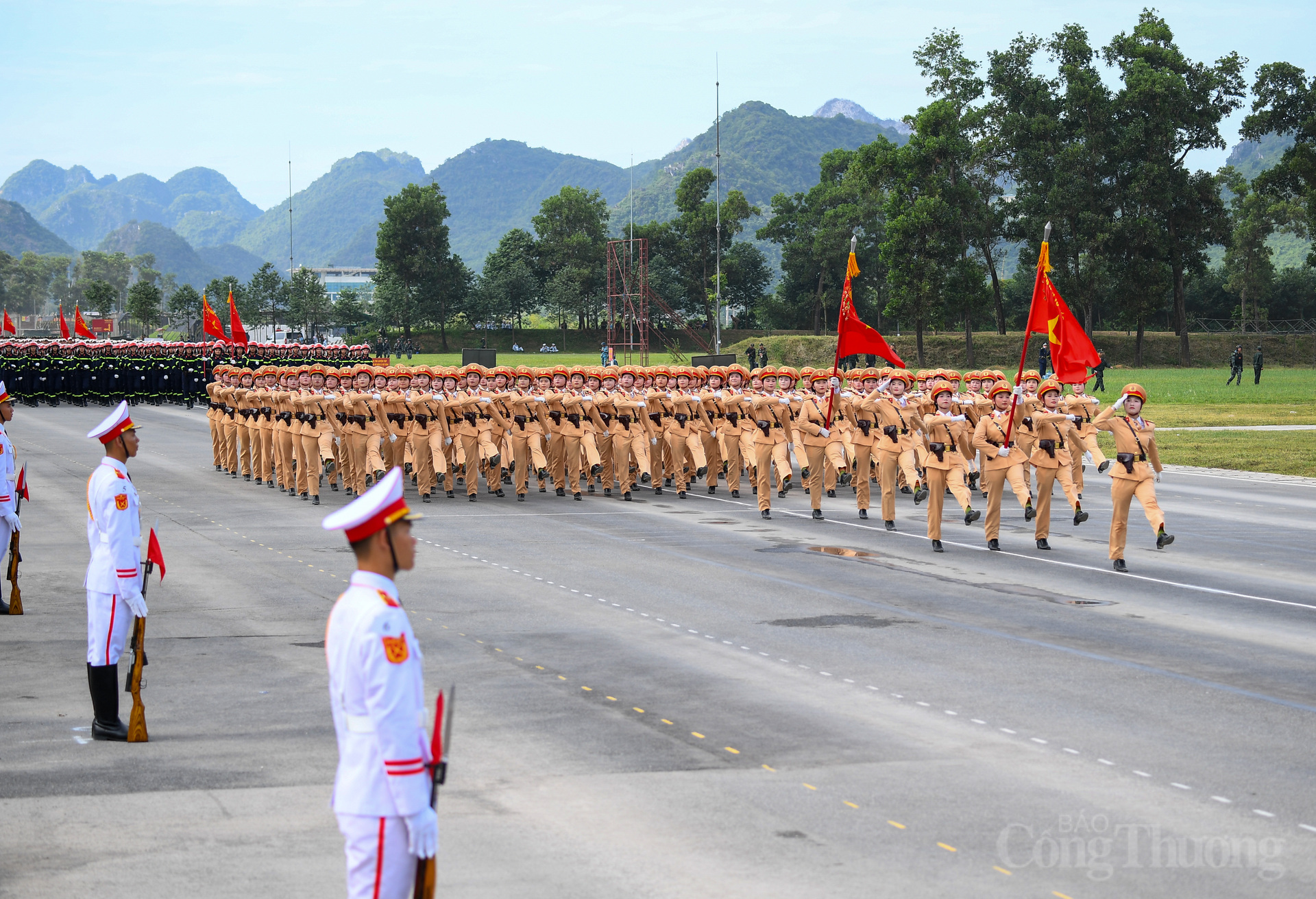 Khối nữ Cảnh sát giao thông tại tổng hợp luyện lần thứ hai.