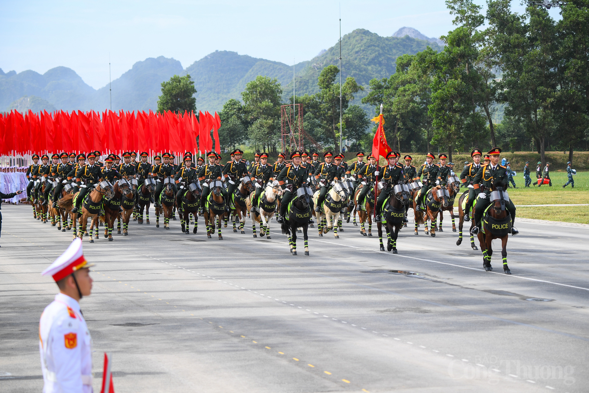 Khối chiến sĩ Cảnh sát cơ động kỵ binh đang tiến vào lễ đài.
