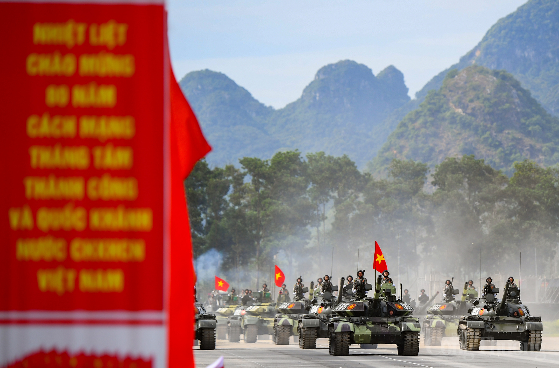 Điểm nhấn nổi bật trong buổi tổng hợp luyện là sự xuất hiện của hệ thống vũ khí, khí tài hiện đại, từ các loại xe tăng, xe thiết giáp, tên lửa, pháo binh, radar... cùng các loại khí tài đặc chủng như tác chiến điện tử, công binh, thông tin liên lạc, hóa học...