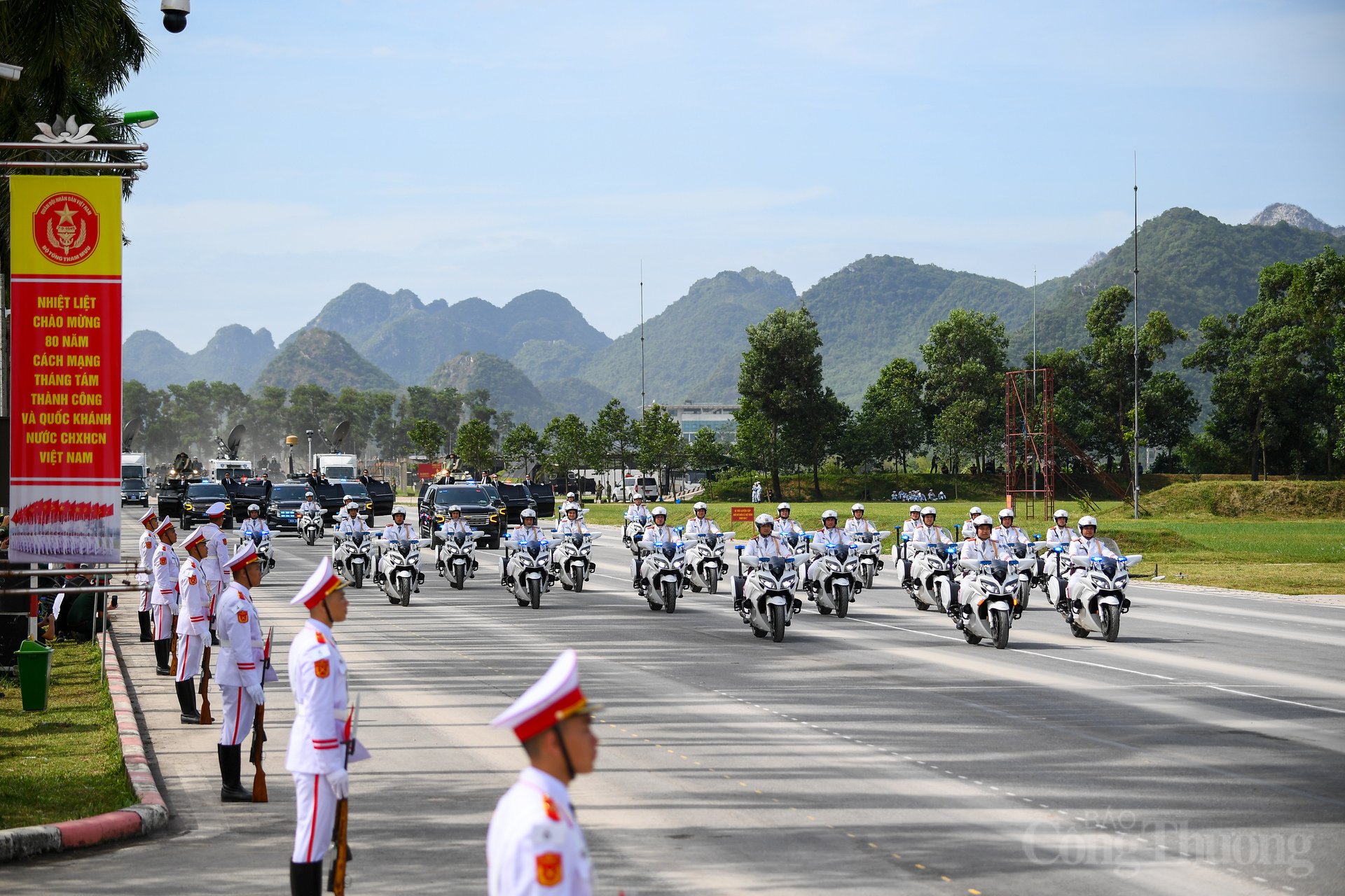 Khối xe đặc chủng đón, dẫn đoàn của lực lượng Cảnh vệ.