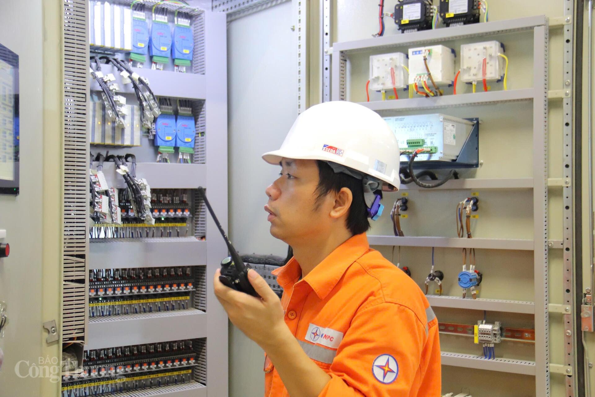Công tác thí nghiệm tại Dự án Nhà máy Thủy điện Hòa Bình mở rộng được triển khai khẩn trương, bảo đảm an toàn, chất lượng và tiến độ vận hành dự án. Ảnh: Thanh Tuấn