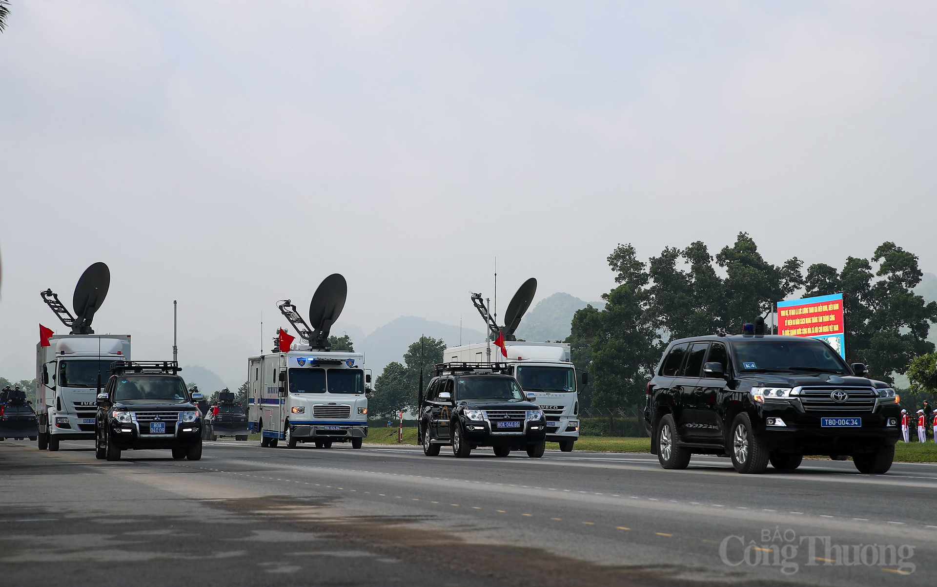 Xe trung tâm chỉ huy tác chiến cơ động được trang bị hệ thống trạm chuyển tín hiệu, tăng phạm vi liên lạc, hỗ trợ đắc lực công tác chỉ huy tác chiến ngay cả trong điều kiện bị áp chế điện tử.