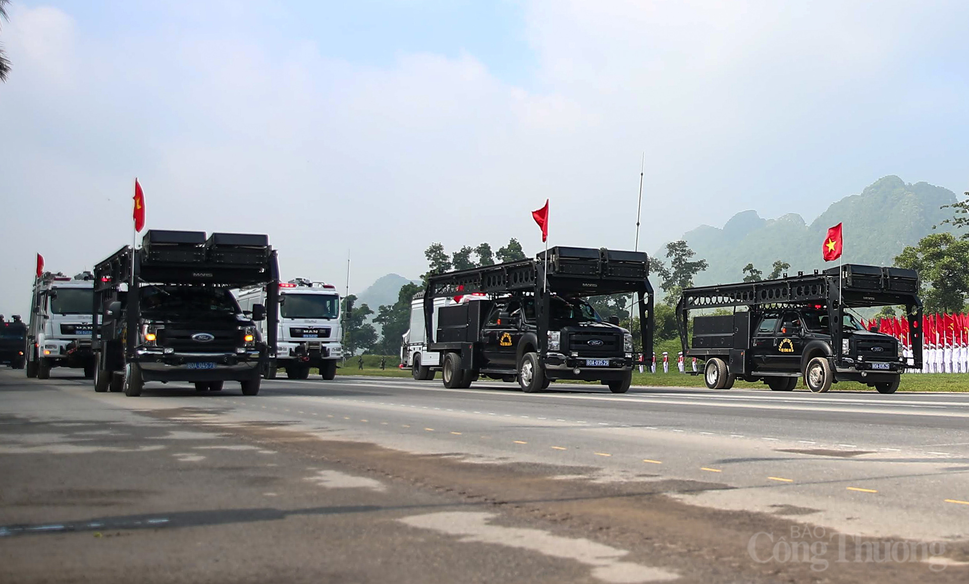 Xe đặc chủng hỗ trợ tác chiến đa năng được thiết kế đặc biệt để thực hiện chức năng nâng, kéo xe vượt chướng ngại vật phục vụ công tác, chiến đấu và cứu hộ, cứu nạn; giúp cán bộ, chiến sĩ nhanh chóng và bí mật xâm nhập vào các vị trí trên cao.