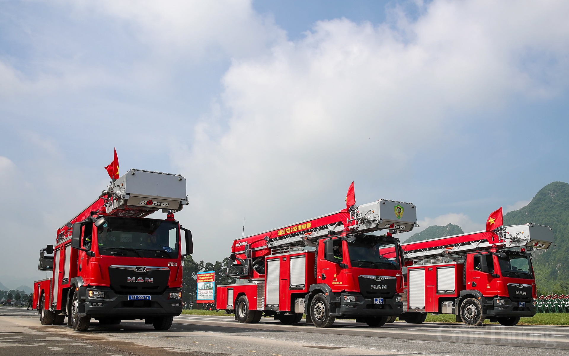 Xe thang hiện đại, có khả năng vươn cao đến 32m, xoay 360 độ, hỗ trợ chữa cháy, cứu người tại các tòa nhà cao tầng. Khối xe thể hiện sức mạnh chiến đấu, kỹ thuật, cơ động cao của lực lượng Cảnh sát PCCC và CNCH, sẵn sàng ứng phó mọi tình huống khẩn cấp.