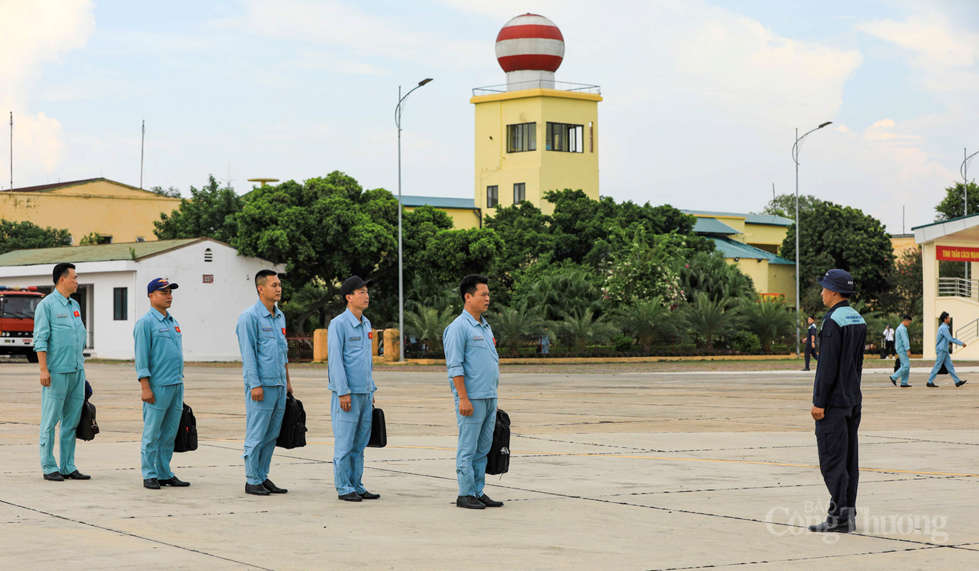 Đội bay tới tiếp nhận máy bay sau khi tổ kỹ thuật hoàn tất việc kiểm tra, tiếp nhiên liệu, chuẩn bị cất cánh.