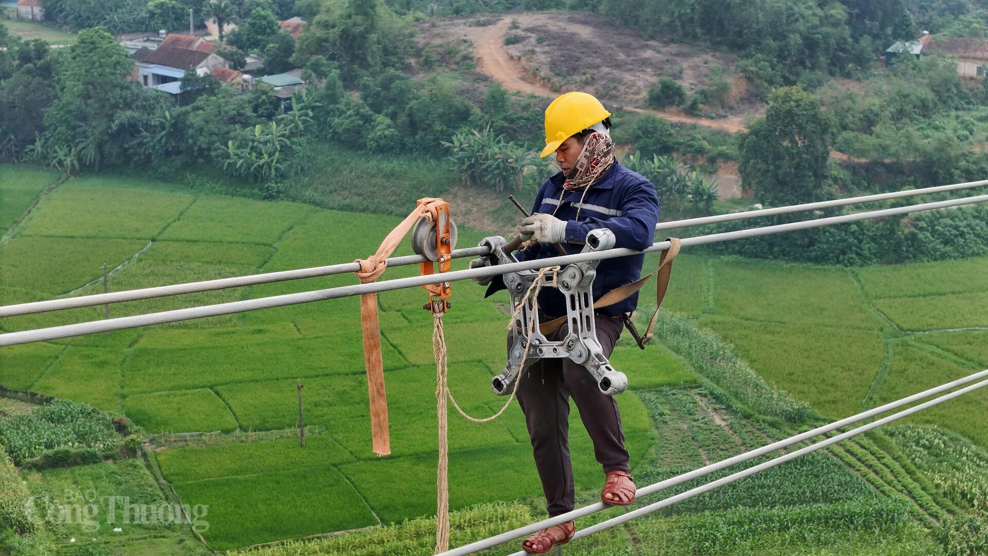 Công nhân thi công hạng mục kéo dây tại vị trí cột 404. Ảnh: Thanh Tuấn