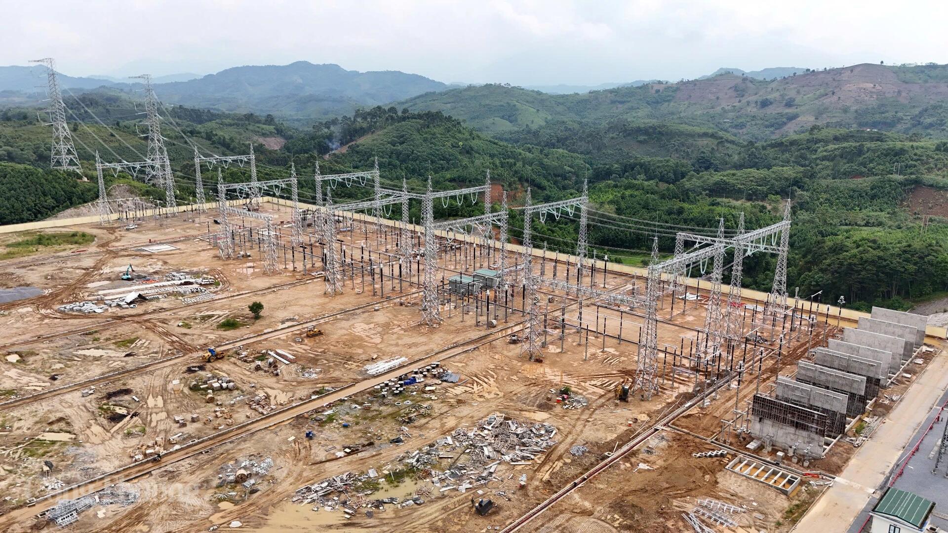 Trạm biến áp 500kV Lào Cai được xây dựng nhằm mục đích tăng cường liên kết hệ thống điện khu vực, nâng cao độ an toàn, tin cậy khi vận hành hệ thống điện khu vực và quốc gia; nâng cao chất lượng điện năng và ổn định của lưới điện truyền tải cũng như giảm tổn thất công suất trong lưới truyền tải, do đó tăng hiệu quả sản xuất kinh doanh chung. Ảnh: Thanh Tuấn