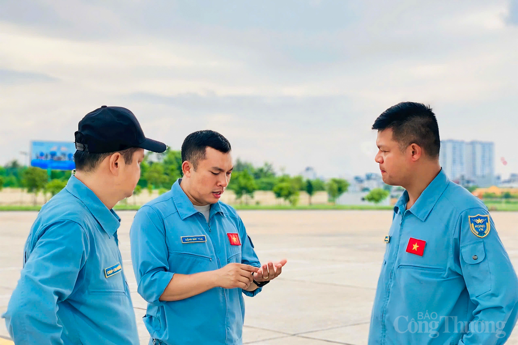 Các phi công sau khi hạ cánh đang trao đổi tìm phương án tối ưu nhất sau mỗi lần thực hiện thao luyện với các phi công khác trong tổ bay.