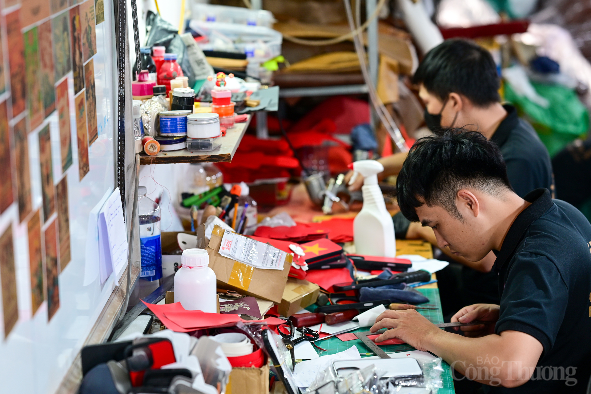 Mỗi sản phẩm - từ chiếc ví nhỏ xinh, dây đeo, đến túi xách đều mang hình ảnh lá cờ Tổ quốc