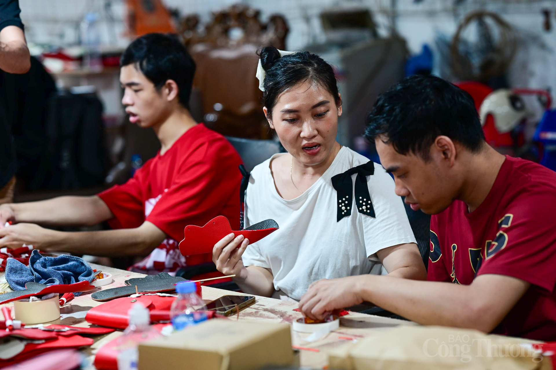Những đôi tay không lành lặn, đôi mắt không sáng rõ nhưng trái tim thì rực cháy. Họ đã học nghề, rèn kỹ năng, từng ngày kiên nhẫn để biến nguyên liệu thô thành sản phẩm tinh tế.