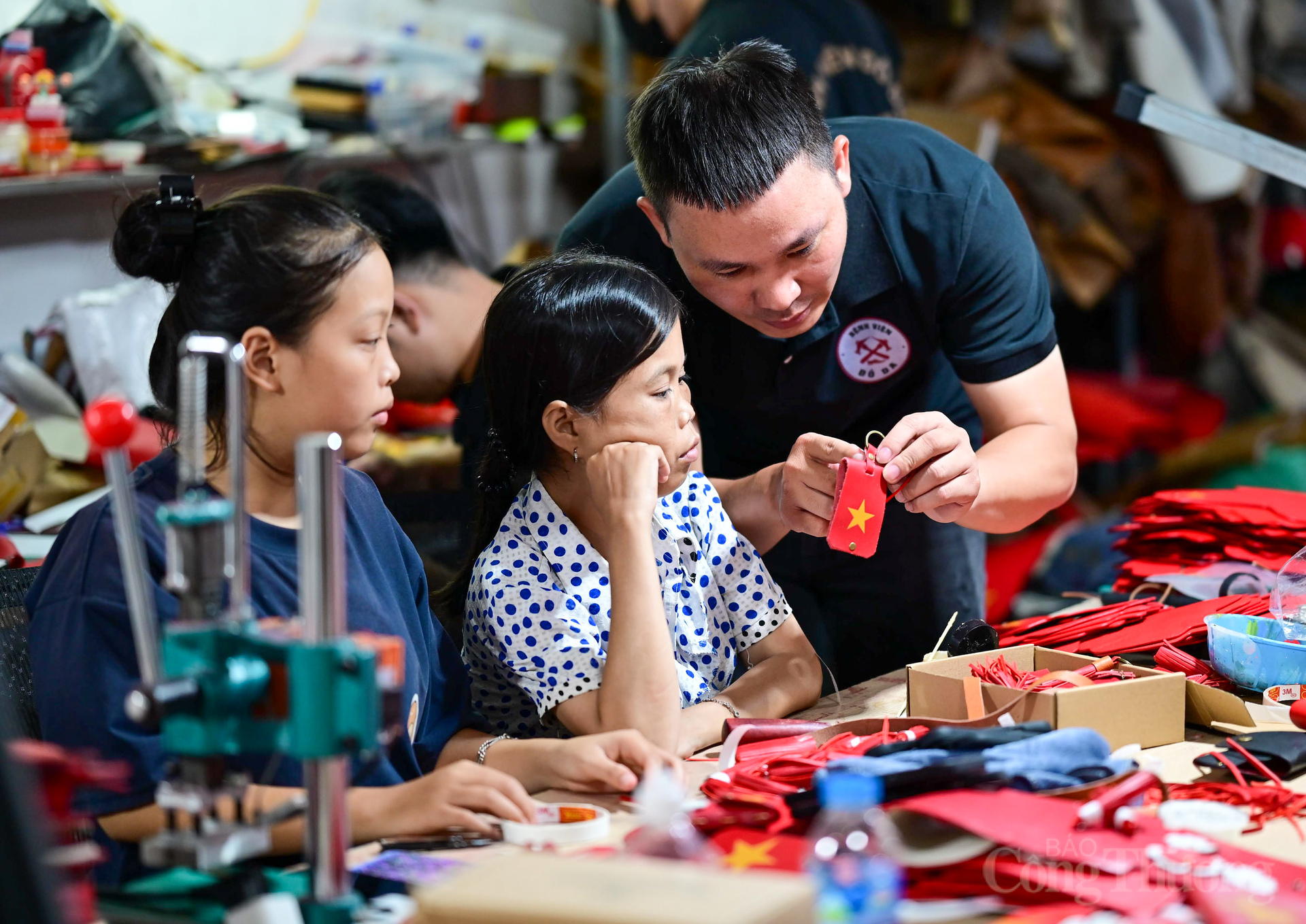Bộ sưu tập "Việt Nam ơi" với các thiết kế màu đỏ, in hình cờ đỏ sao vàng gây ấn tượng mạnh với khách hàng không chỉ bởi chất lượng sản phẩm mà còn ấn tượng với những người làm ra sản phẩm