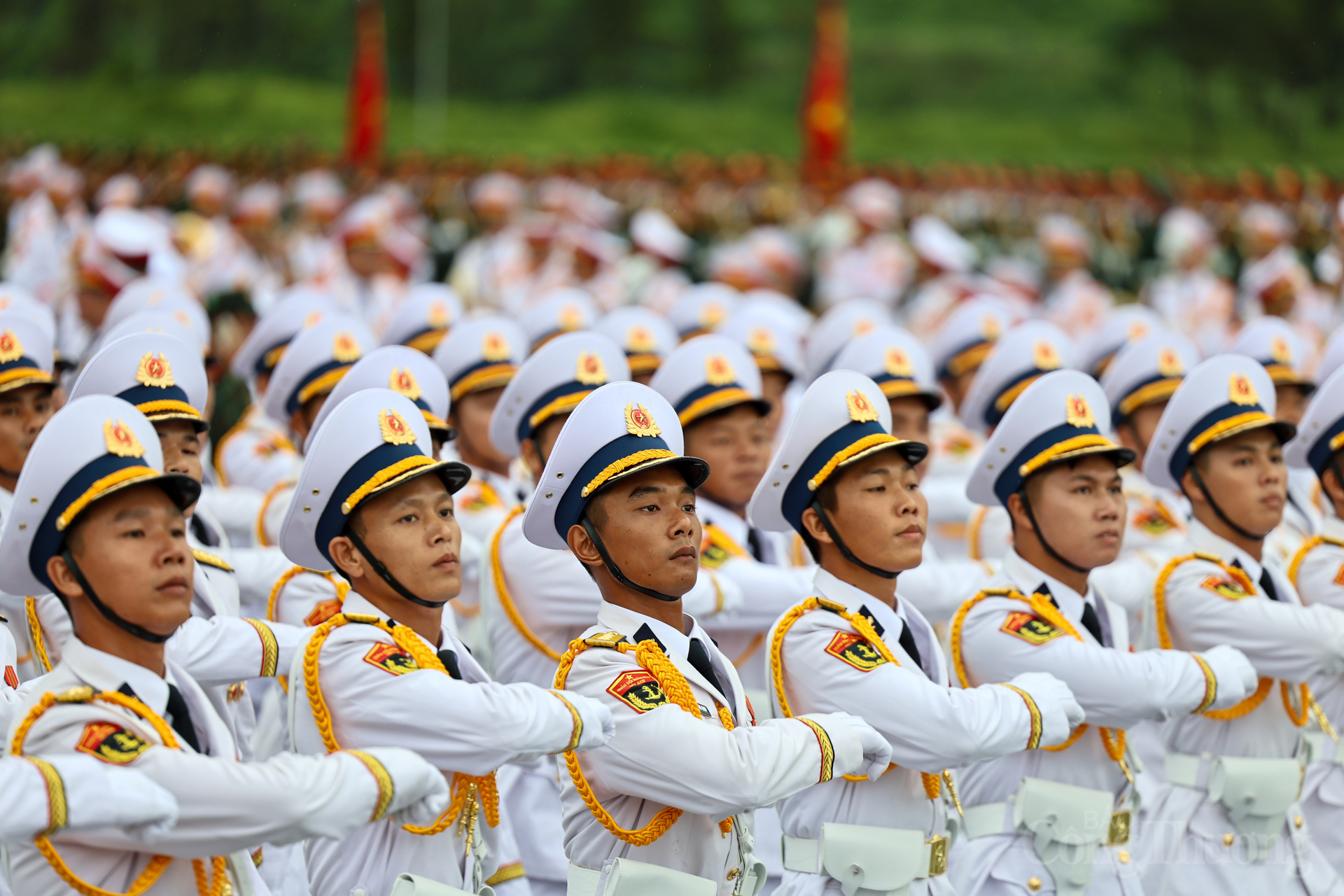 Những cánh tay vung lên, những khẩu súng vác trên vai đều tăm tắp, không một sai lệch nhỏ.