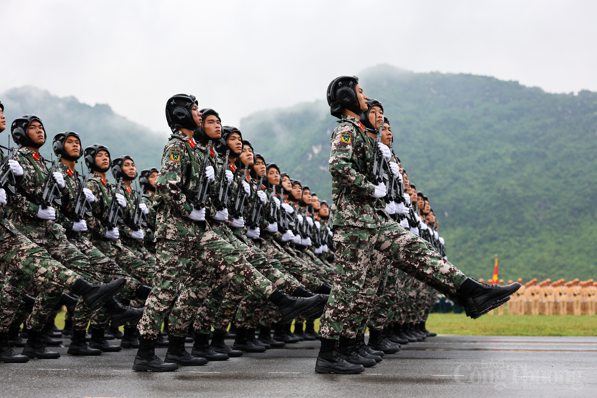 Mỗi cá nhân, mỗi hàng, mỗi khối đều bảo đảm thống nhất, trang nghiêm, sự chính quy, chuẩn xác và sức mạnh của lực lượng vũ trang Việt Nam.