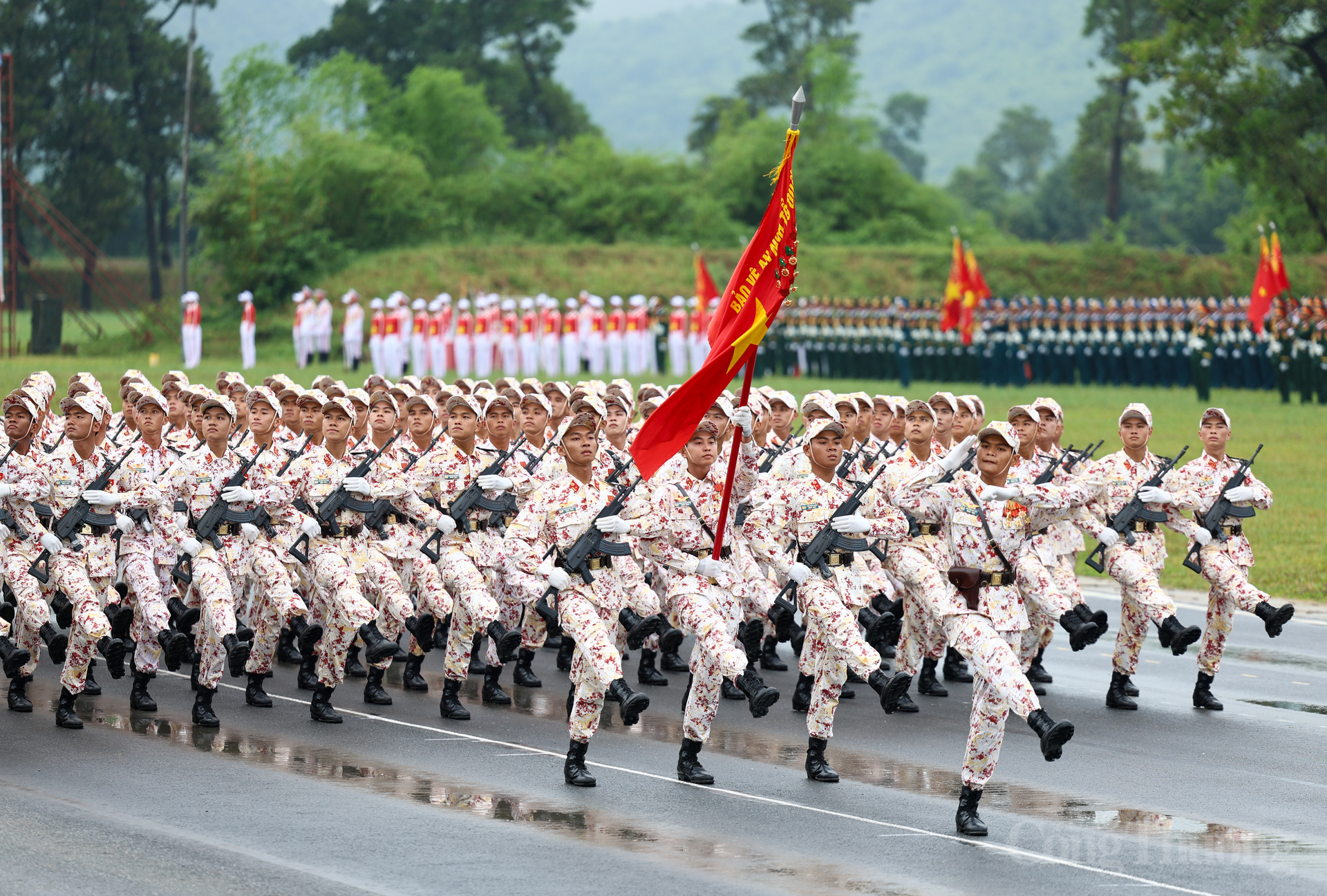 Đại tướng đánh giá cao sự đổi mới này, nhấn mạnh rằng trang phục diễu binh mới của các lực lượng.